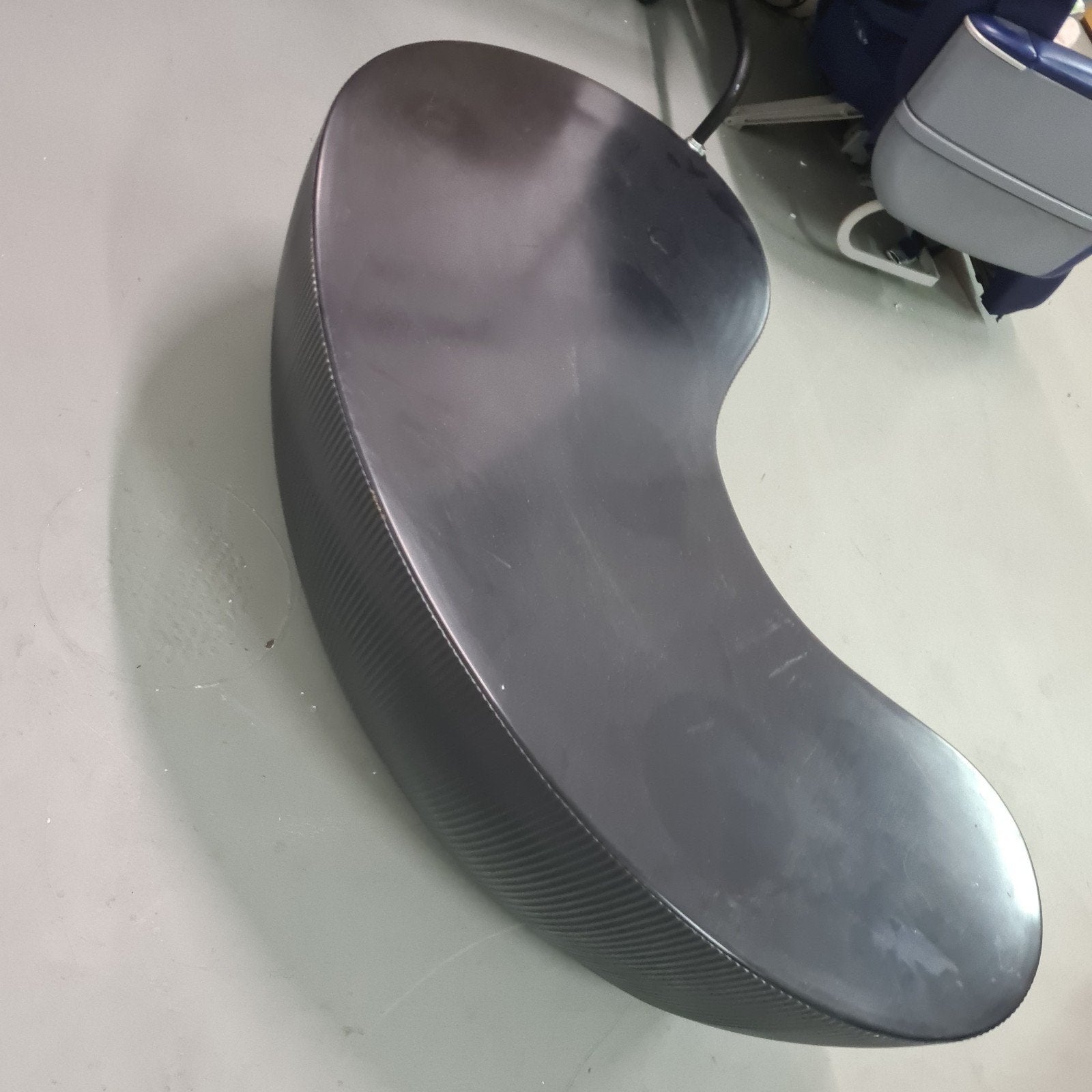 Moderne design salontafel - organische vorm, Huis en Inrichting, Tafels | Salontafels, Ophalen, Overige materialen, Gebruikt, 100 tot 150 cm