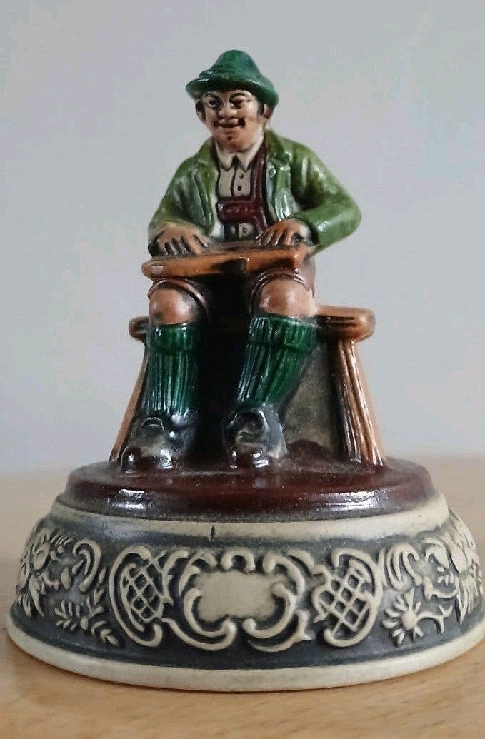 Vintage Duits miniatuur karakterbeeldje – Beierse man (9 cm), Ophalen of Verzenden, Zo goed als nieuw