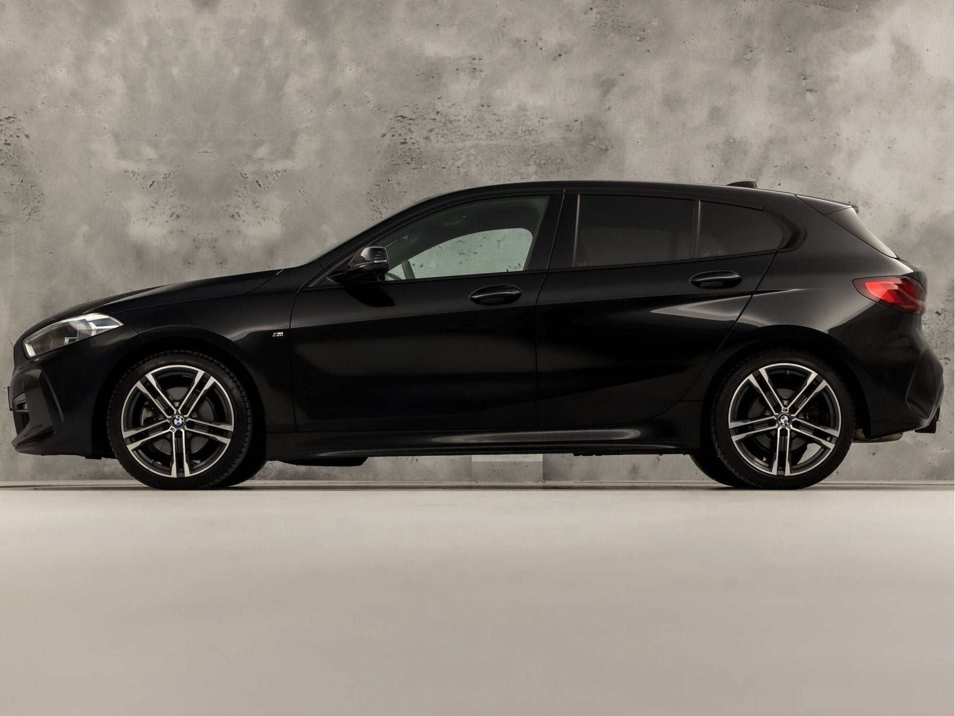 BMW 1 Serie 118i M Sport High Executive Automaat (KUIPSTOELE, 12 maanden, Gebruikt, Zwart, Bedrijf