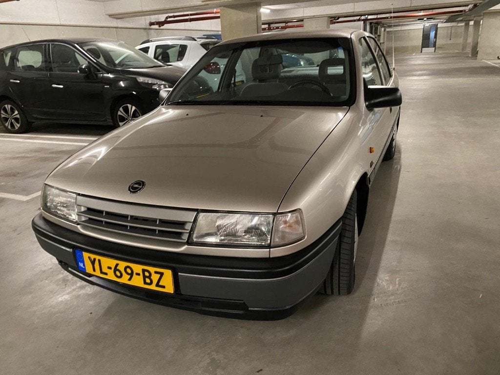 Opel Vectra 2.0 I AUT U9 1990 Grijs, Auto's, Opel, Beige, 4 cilinders, Vectra, Origineel Nederlands