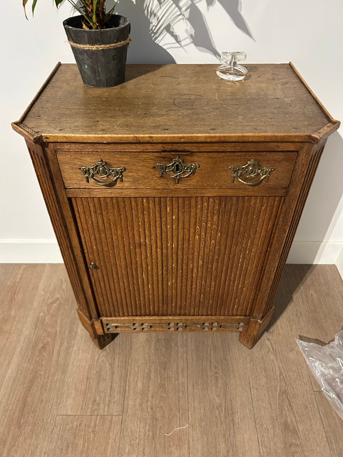 Antieke Schuifdeur Kastje / Bijzettafel, Ophalen