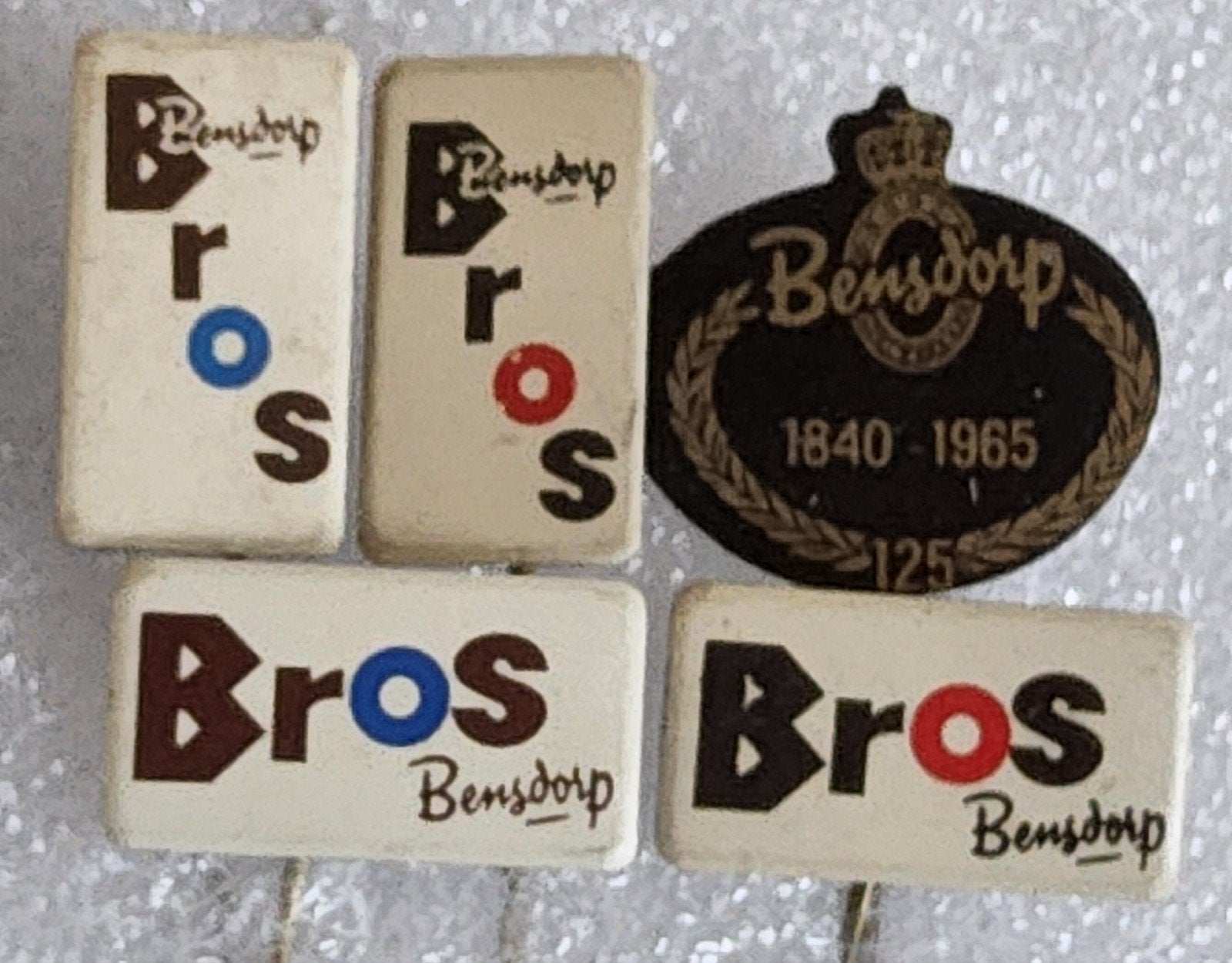 5 Vintage Bensdorp Bros Speldjes - Chocolade Reclame, Verzamelen, Ophalen of Verzenden, Gebruikt, Merk, Speldje of Pin