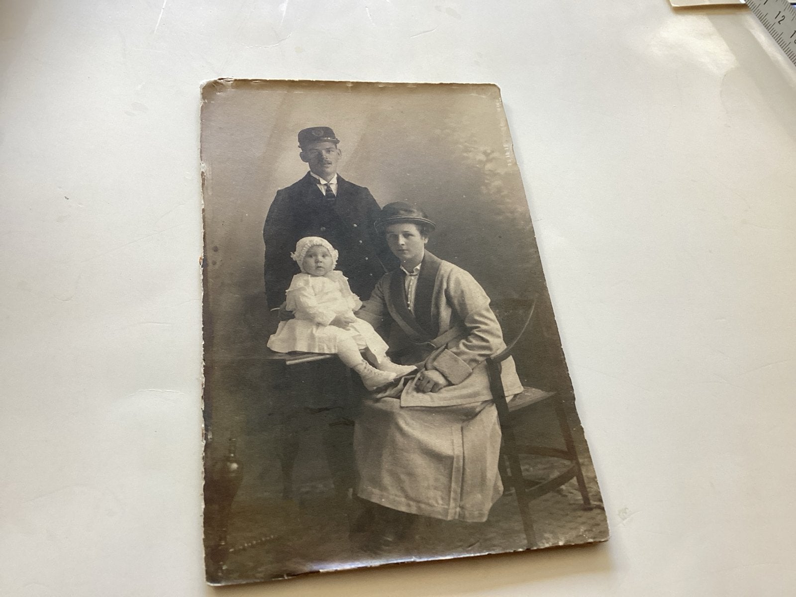 Soldaat Familieportret met baby, ca. 1900-1940 9x13 cm, Verzamelen, Foto's en Prenten, Gebruikt, Foto, Ophalen of Verzenden, Voor 1940