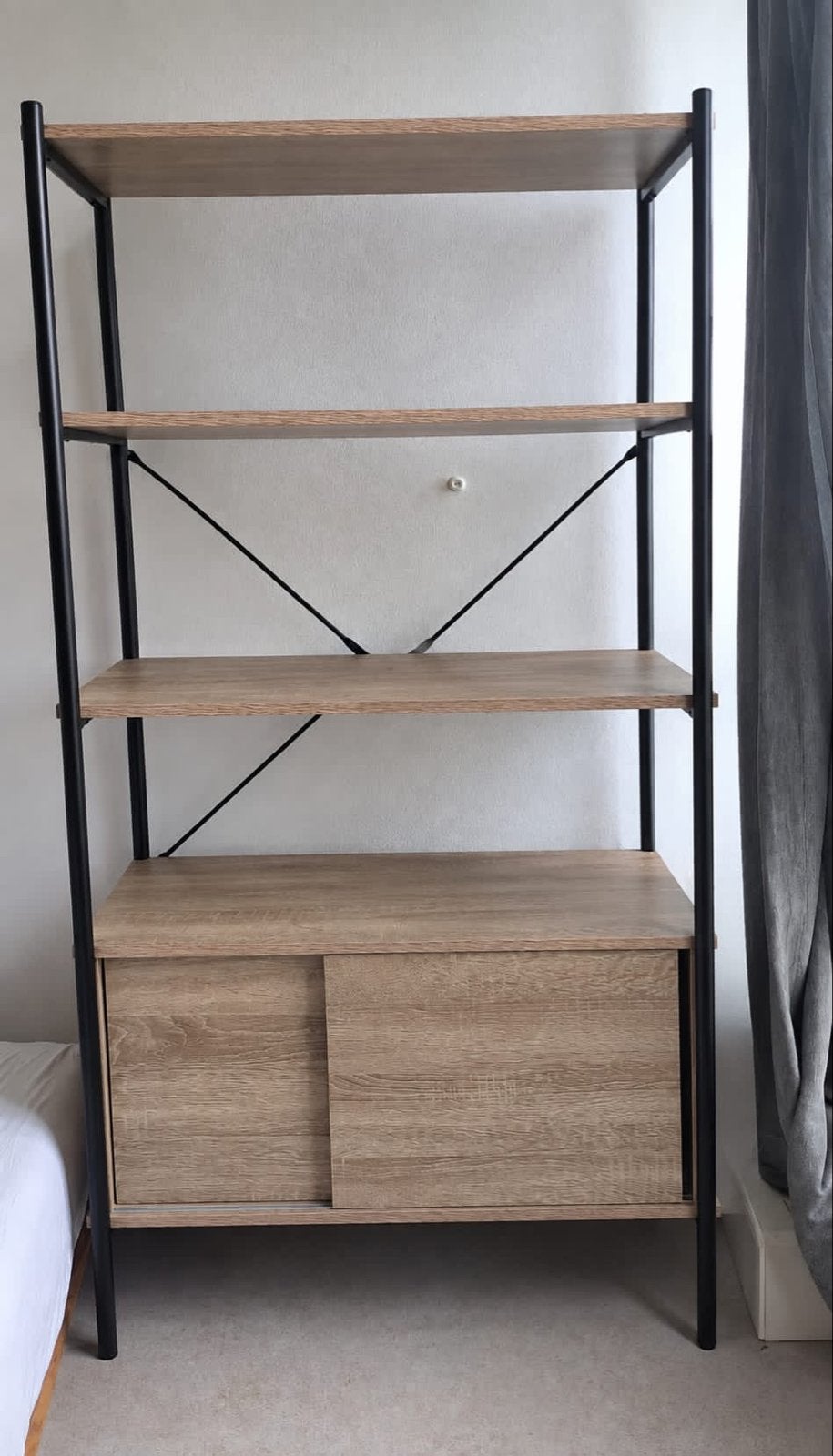 Foto 2 van Storage shelves - Opbergrek met planken en schuifdeuren