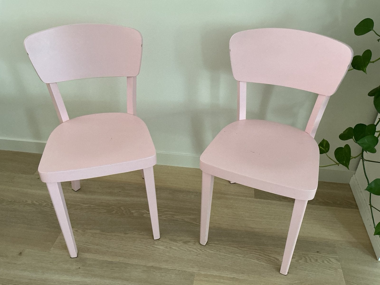 Twee roze houten bistro stoelen, Ophalen, Gebruikt, Twee, Overige kleuren