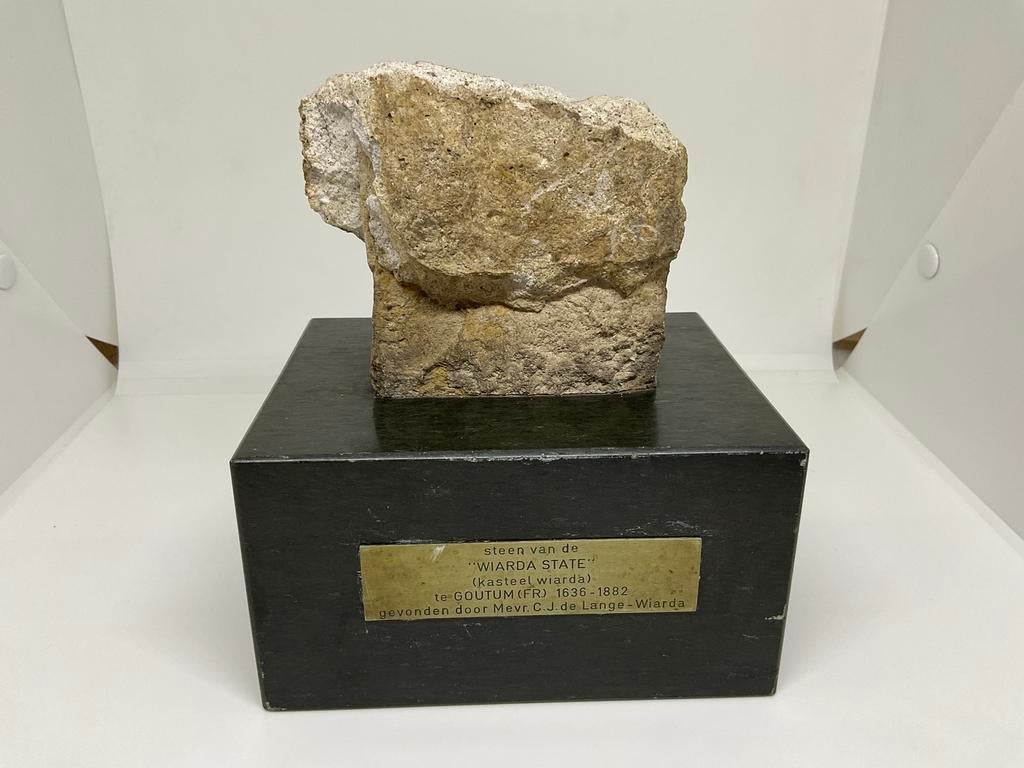 WIARDA STATE, Goutum, Friesland. Bodemvondst op sokkel., Ophalen of Verzenden