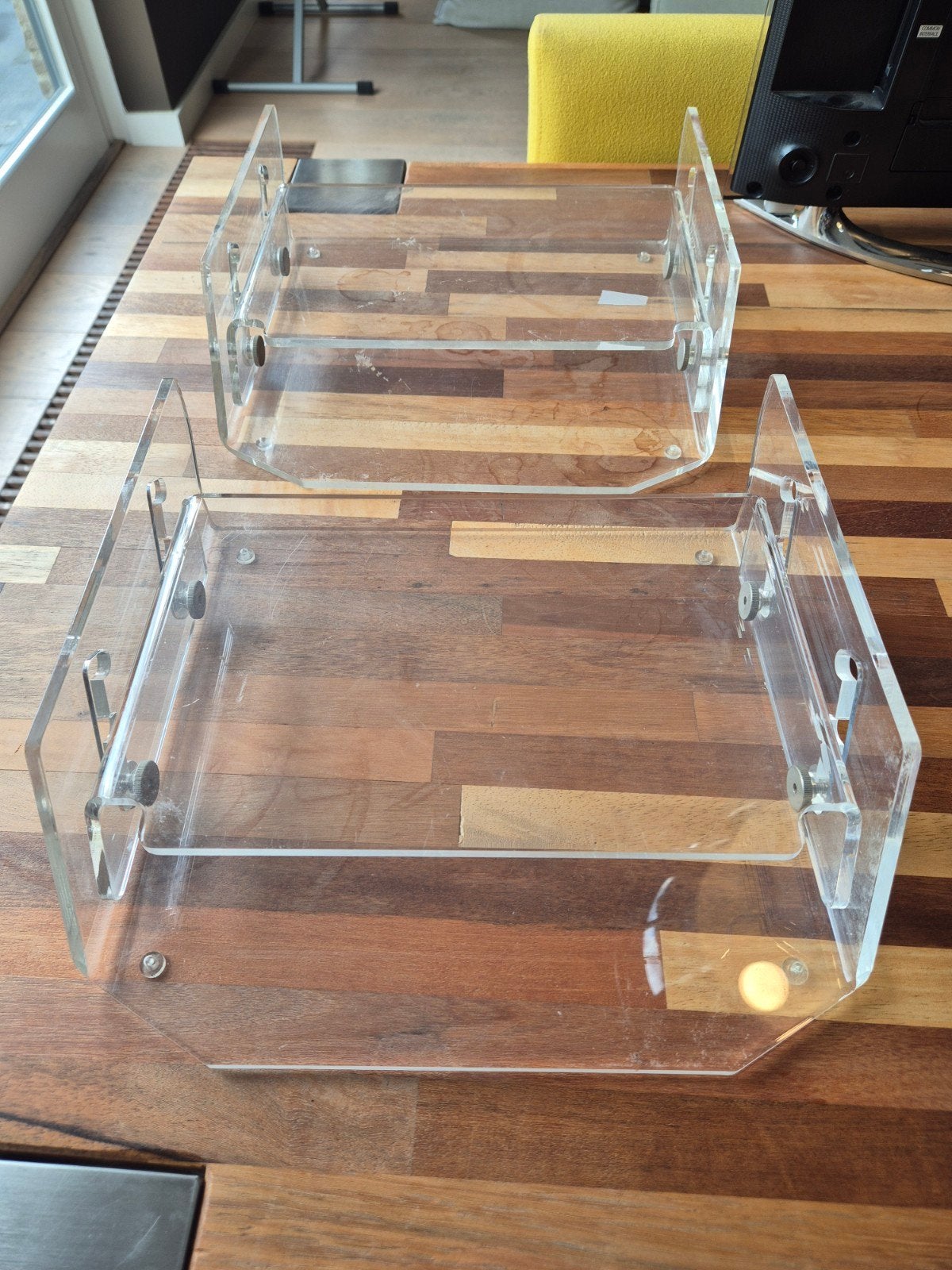 Set van 2 Plexiglas Monitor Standaards / Verhogers, Ophalen of Verzenden, Gebruikt, Kunststof, Modern