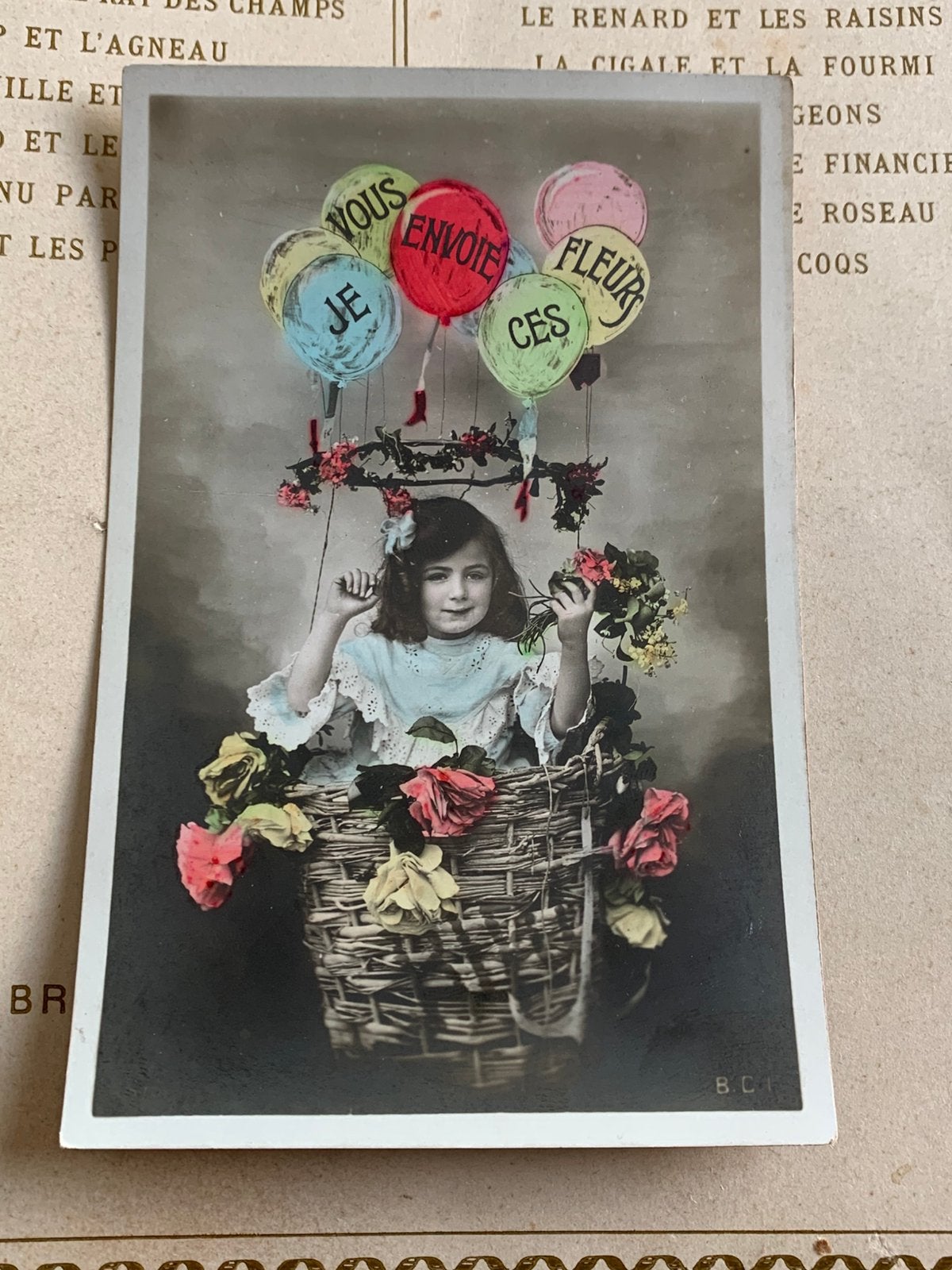 Je vous envoie ces fleurs - meisje in ‘luchtballon’ (VB), Ophalen of Verzenden, Voor 1920, Ongelopen, Kinderen