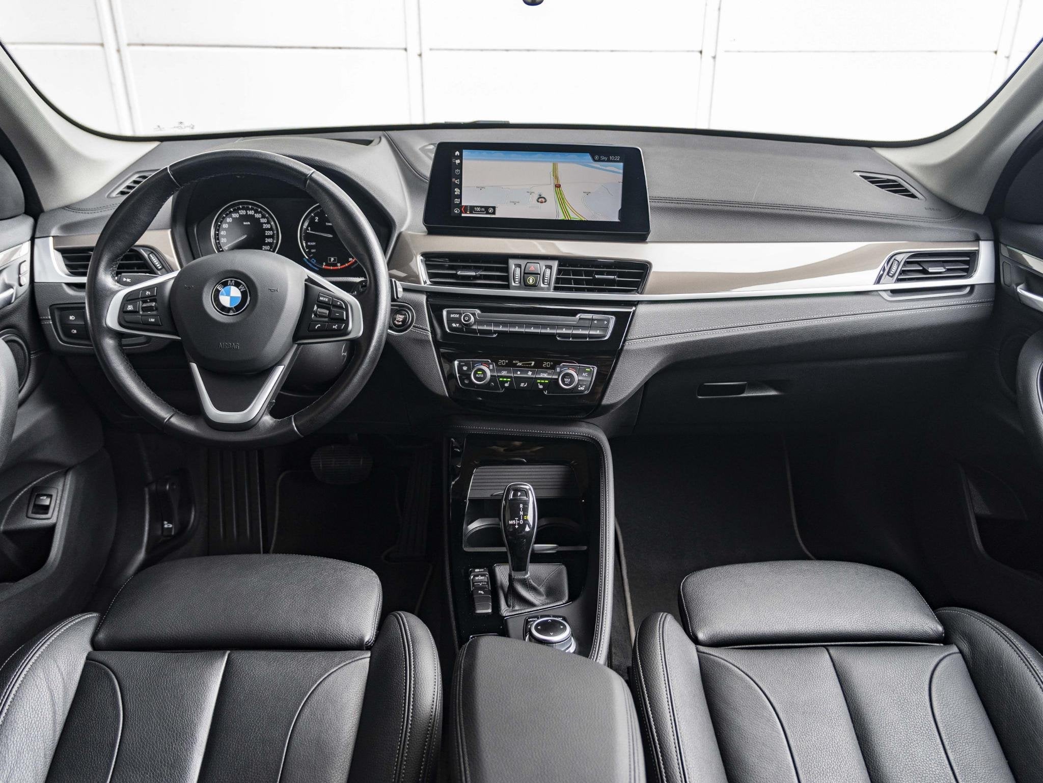 BMW X1 sDrive20i | High Executive | Orange Edition | Achteru, Auto's, BMW, 1998 cc, 4 cilinders, Met garantie (alle), Bedrijf