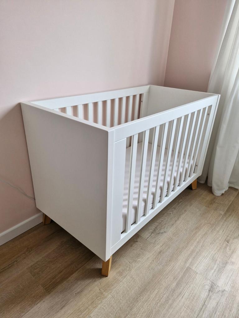 Complete babykamer incl. kast, commode, ledikant & plank, Ophalen, Zo goed als nieuw, Jongetje of Meisje