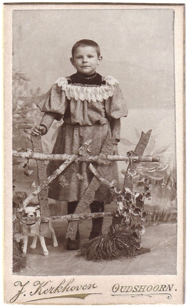 CDV Kind Meisje Jurk Speelgoed Hond Foto Kerkhoven Oudshoorn, Verzamelen, Gebruikt, Foto, Ophalen of Verzenden, Voor 1940