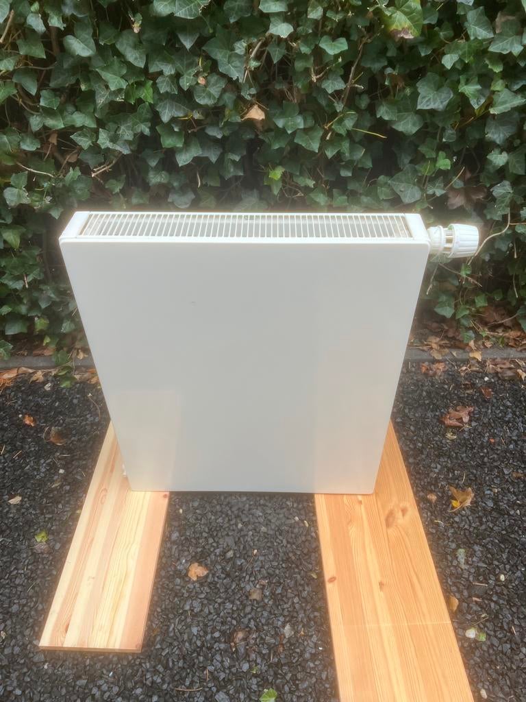 Witte Radiator vlakke plaat 60x70cm inclusief muurbeugels, Ophalen, 30 tot 80 cm, Gebruikt, Radiator