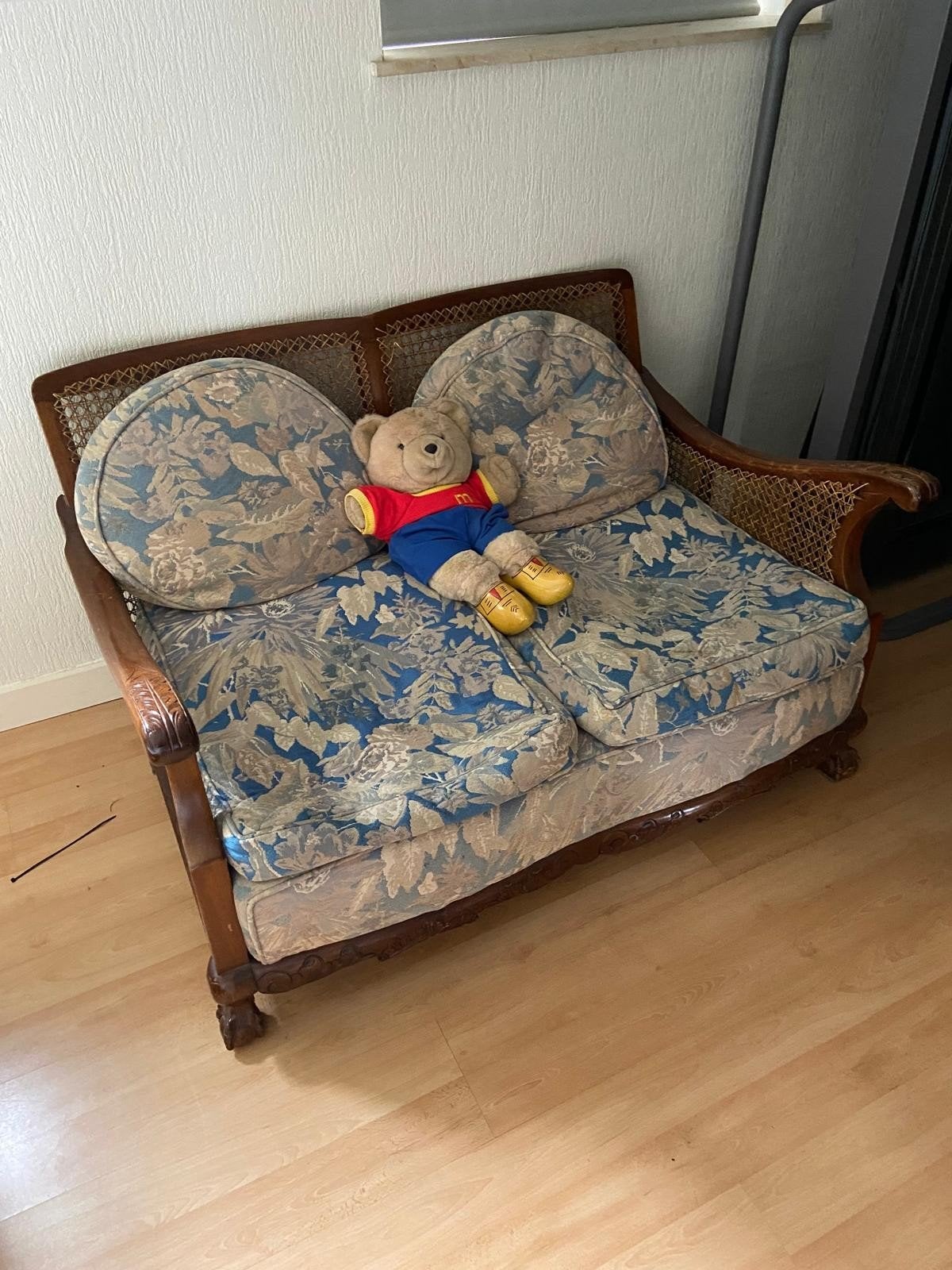 Vintage houten bankje met rieten details en bloemenkussens, Ophalen of Verzenden