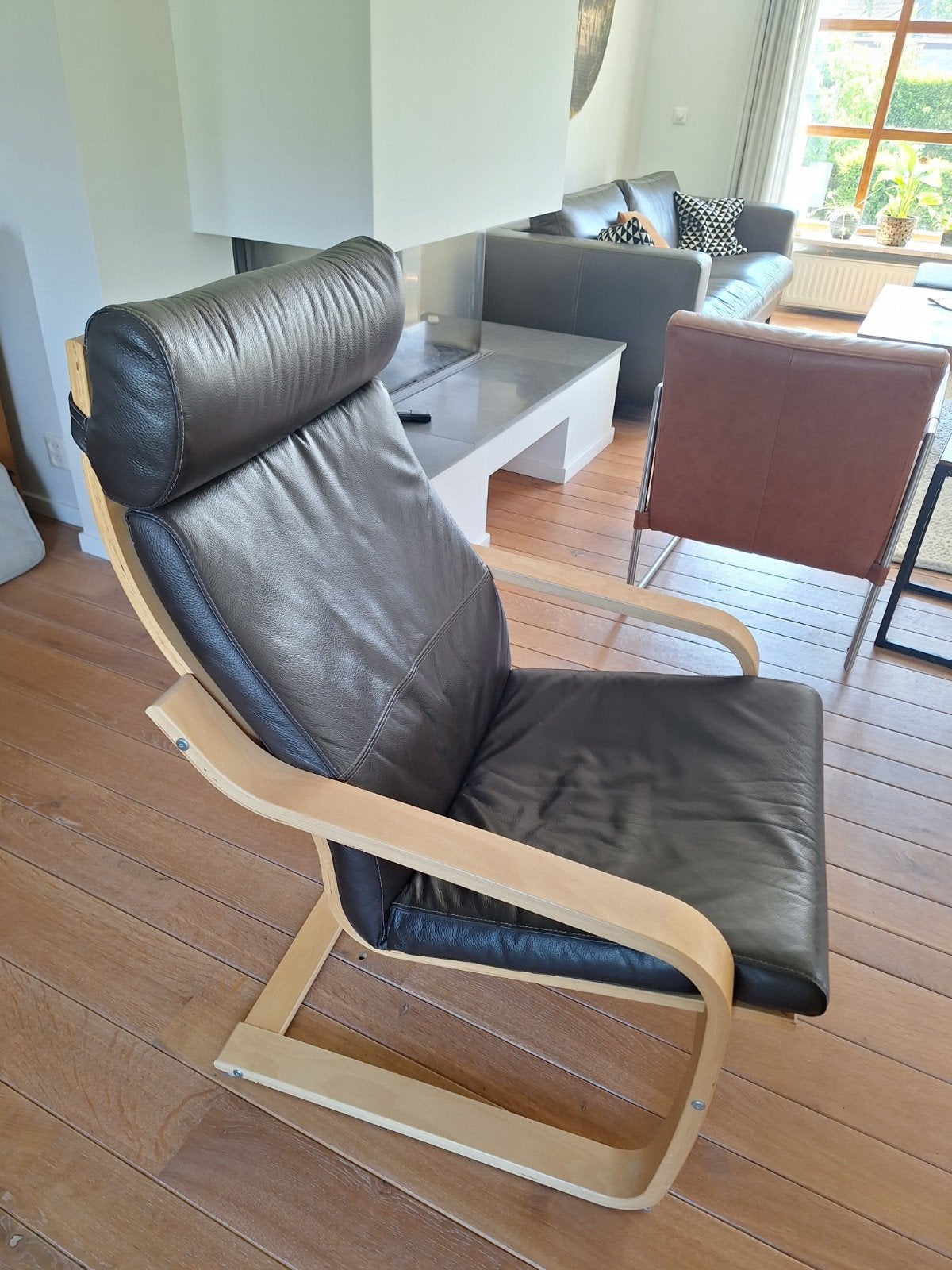 Ikea Poäng fauteuil van leer donker bruin, Huis en Inrichting, Ophalen, 75 tot 100 cm, Zo goed als nieuw, Leer