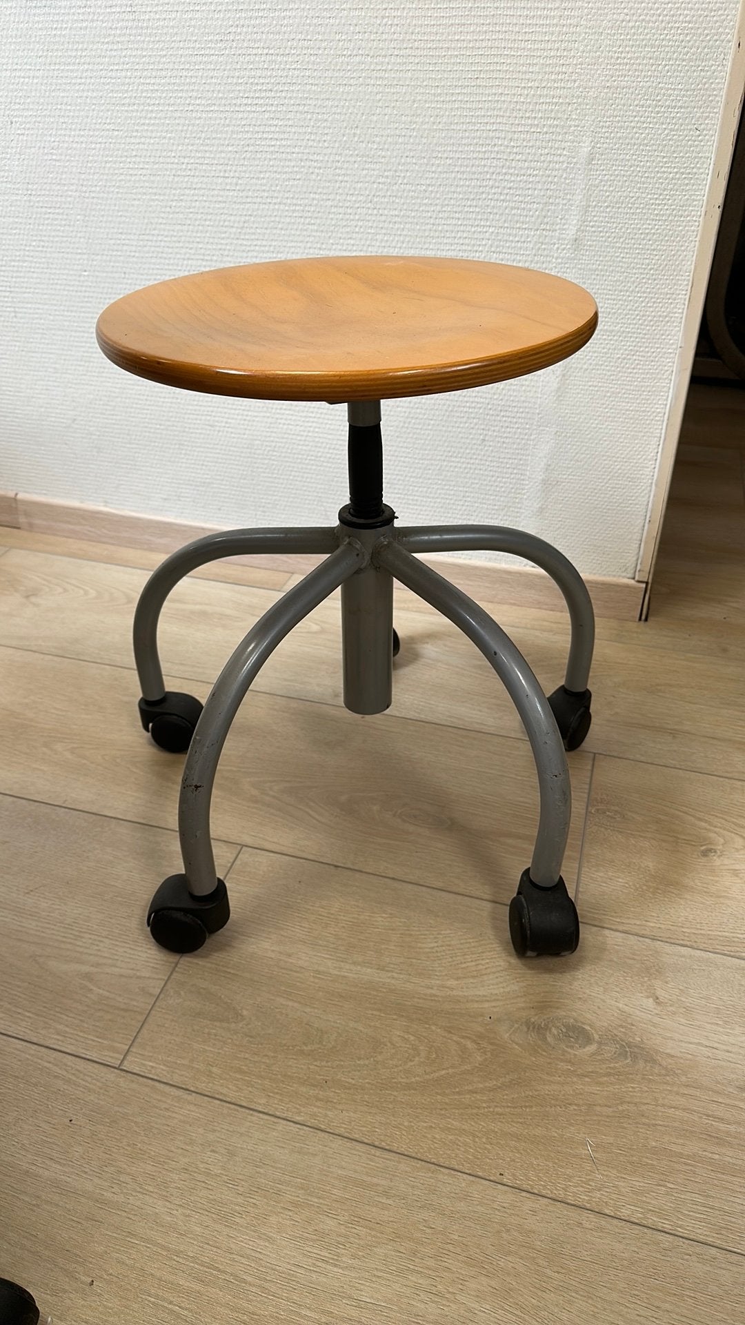 Ikea kruk met wielen, in hoogte verstelbaar, Ophalen, In hoogte verstelbaar, Gebruikt, Hout