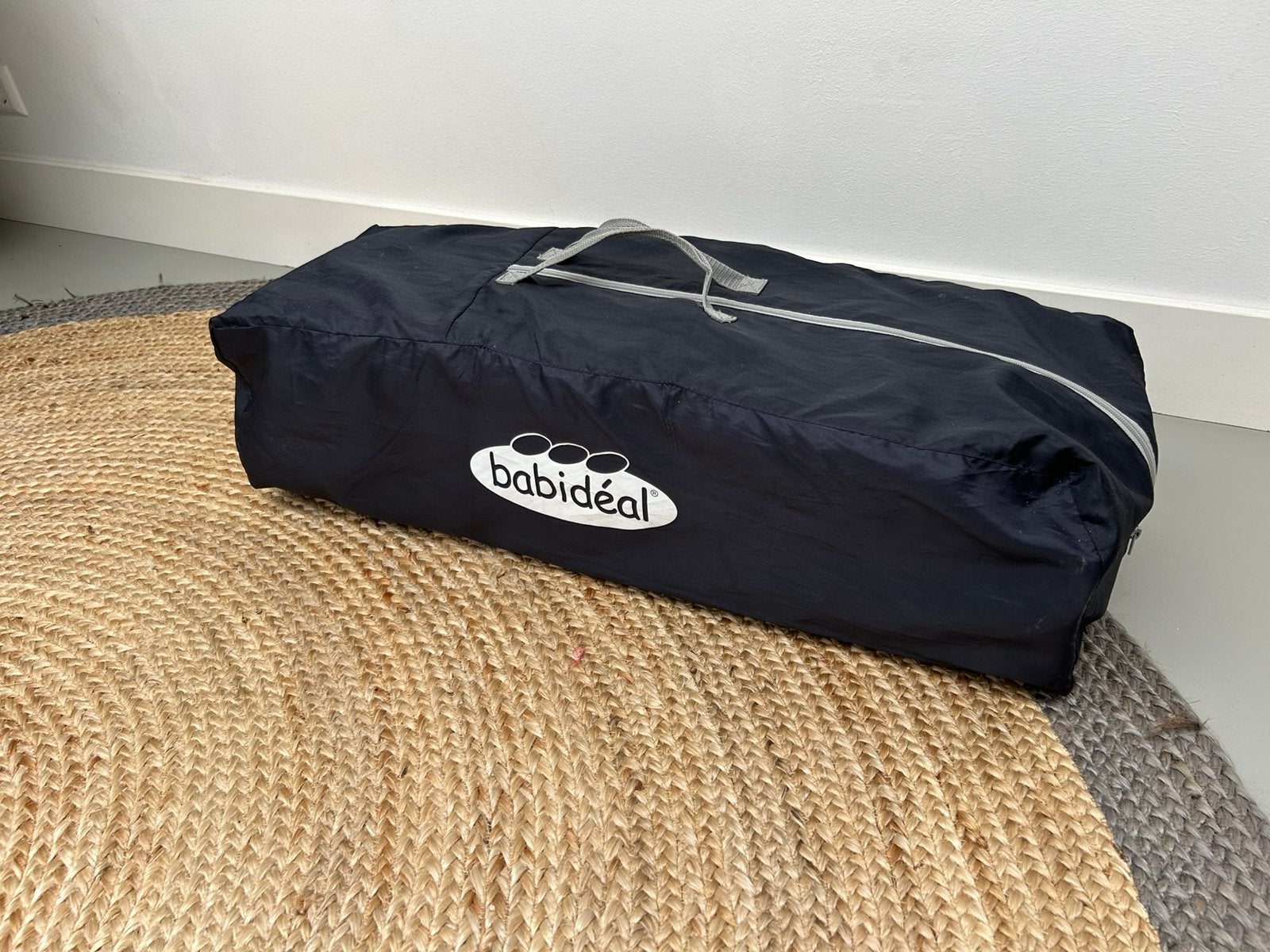 Babideal campingbedje / reisbedje + 2x matras met draagtas, Kinderen en Baby's, Kinderkamer | Bedden, Ophalen, Zo goed als nieuw
