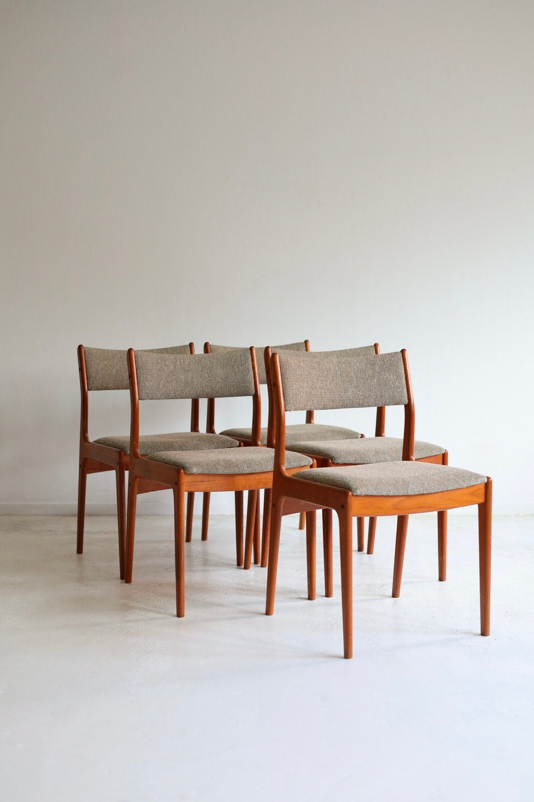 Set van 5 eetkamerstoelen Johannes Andersen, Deens design, Huis en Inrichting, Stoelen, Ophalen, Tijdperk, Zo goed als nieuw, Stof