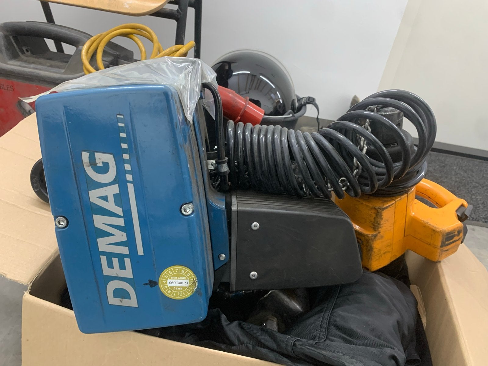 DEMAG elektrische takel met afstandsbediening, Doe-het-zelf en Verbouw, Ophalen