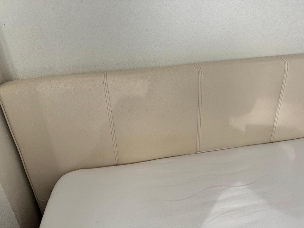 Tweepersoonsbed met houten ombouw en beige hoofdbord, Huis en Inrichting, Slaapkamer | Bedden, Ophalen, Gebruikt, Beige, 140 cm