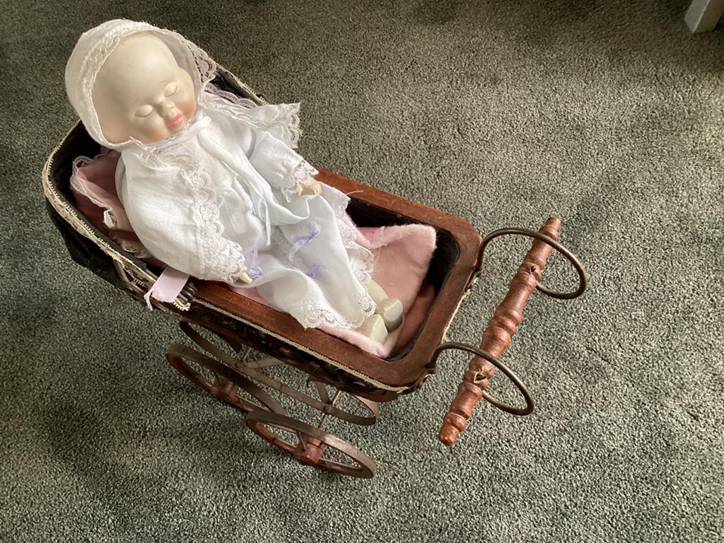 Pop met antieke poppenwagen, Ophalen