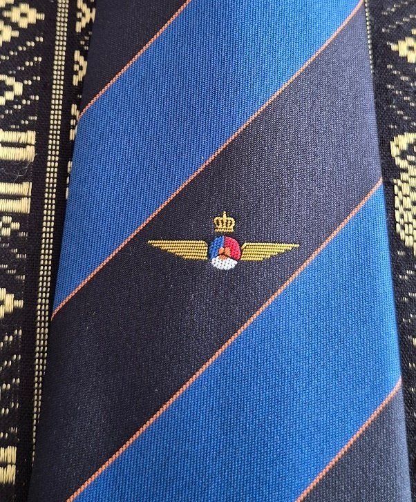 KNVOL stropdas Vereniging Onze Luchtmacht licht donkerblauw, Verzamelen, Ophalen of Verzenden, Luchtmacht, Nederland, Kleding of Schoenen
