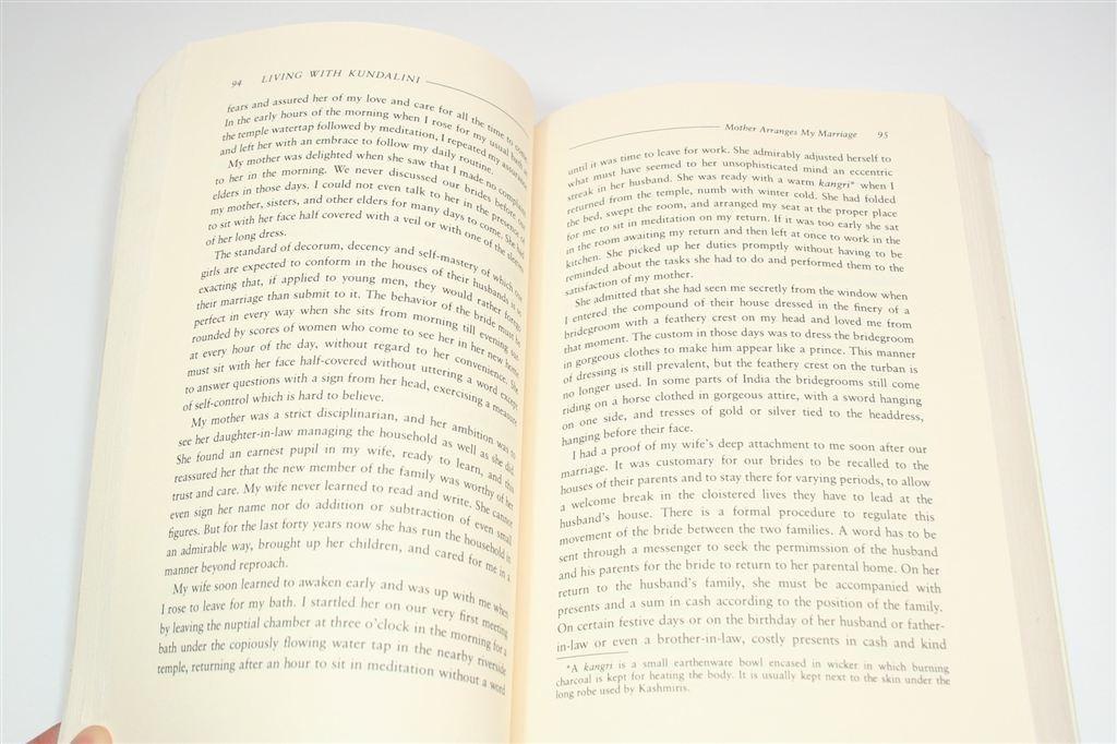 Living with Kundalini — Autobiografie Gopi Krishna, Ophalen of Verzenden, Gelezen, Overige onderwerpen, Achtergrond en Informatie