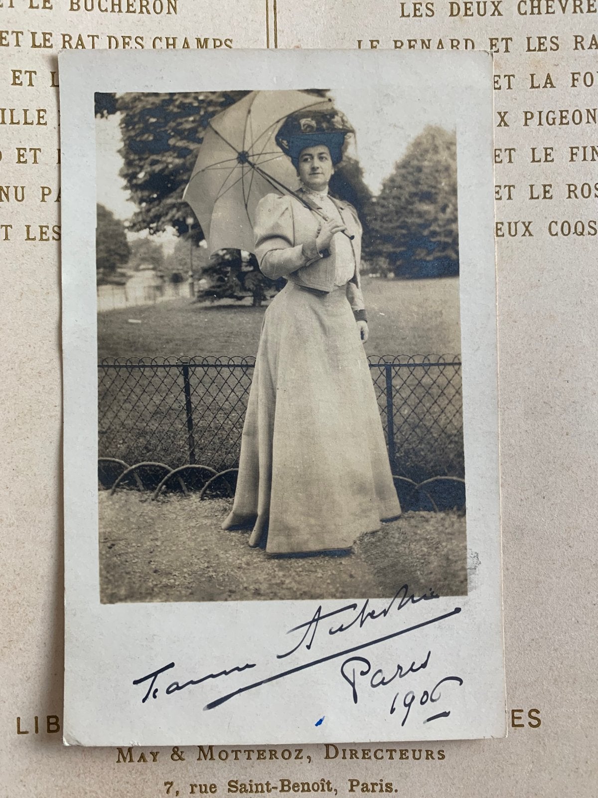 Foto - Paris 1906 - Dame aan de wandel (VV), Verzamelen, Foto's en Prenten, Gebruikt, Foto, Ophalen of Verzenden, Voor 1940