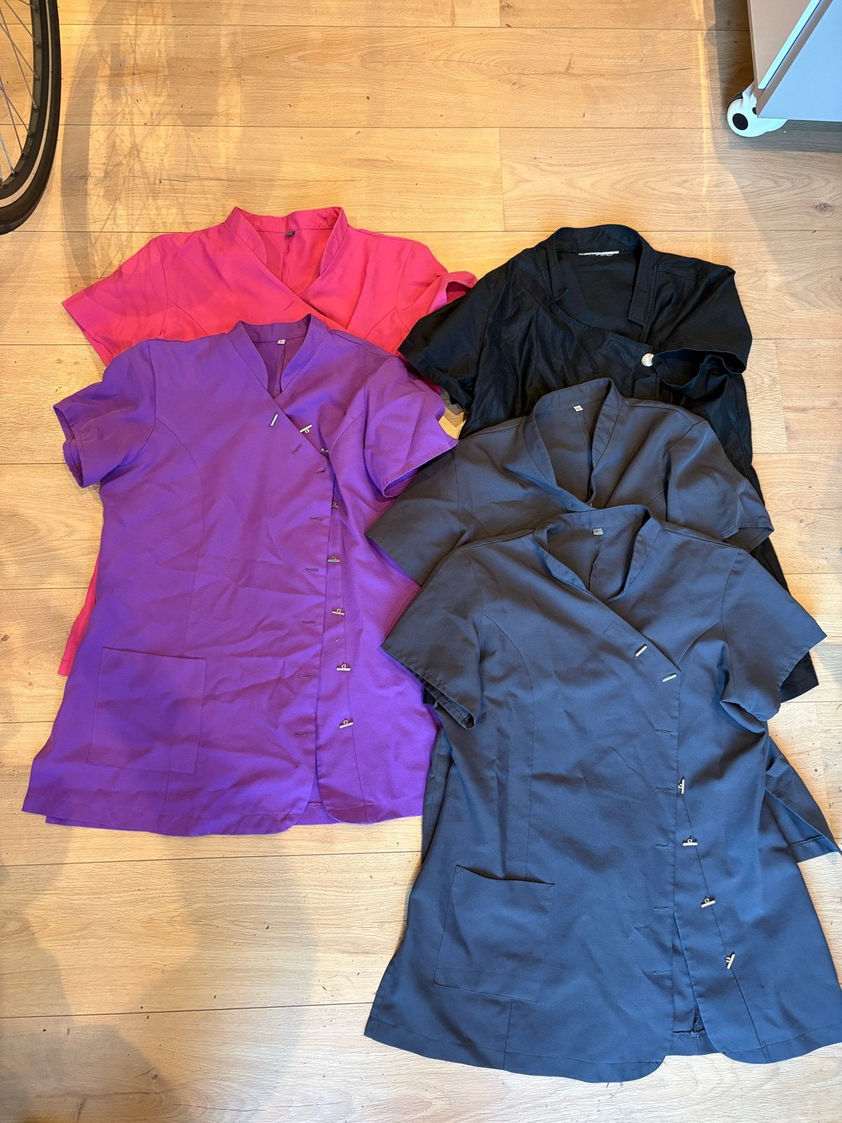 Set van 5 zorgjasjes/tunieken in diverse kleuren maat L, Ophalen of Verzenden, Gedragen