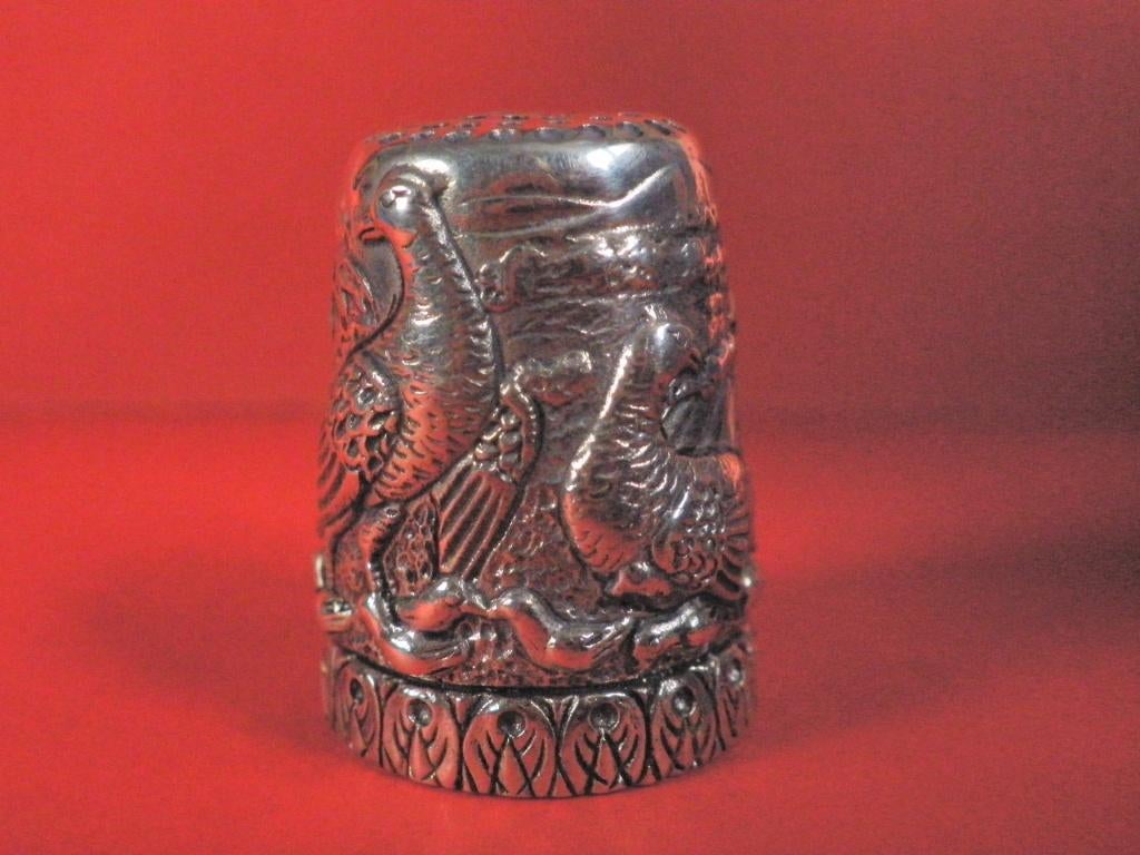 Mooie Grote Zilveren Vingerhoed met 2 Paradijsvogels, Antiek en Kunst, Antiek | Goud en Zilver, Verzenden, Zilver