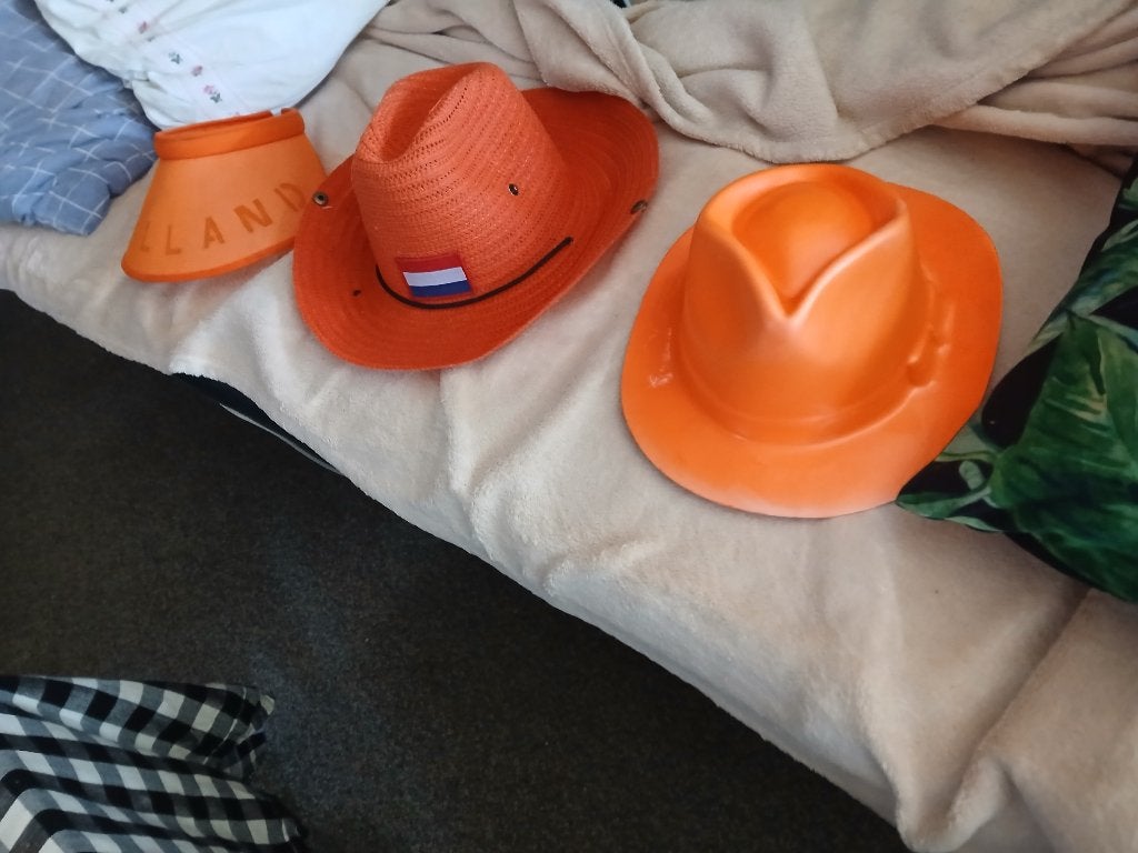 ORANJE HOOFD BEDEKKING HOED. KLEP. COWBOYHOED., Ophalen of Verzenden, Nieuw, Overige binnenlandse clubs, Vaantje of Sjaal