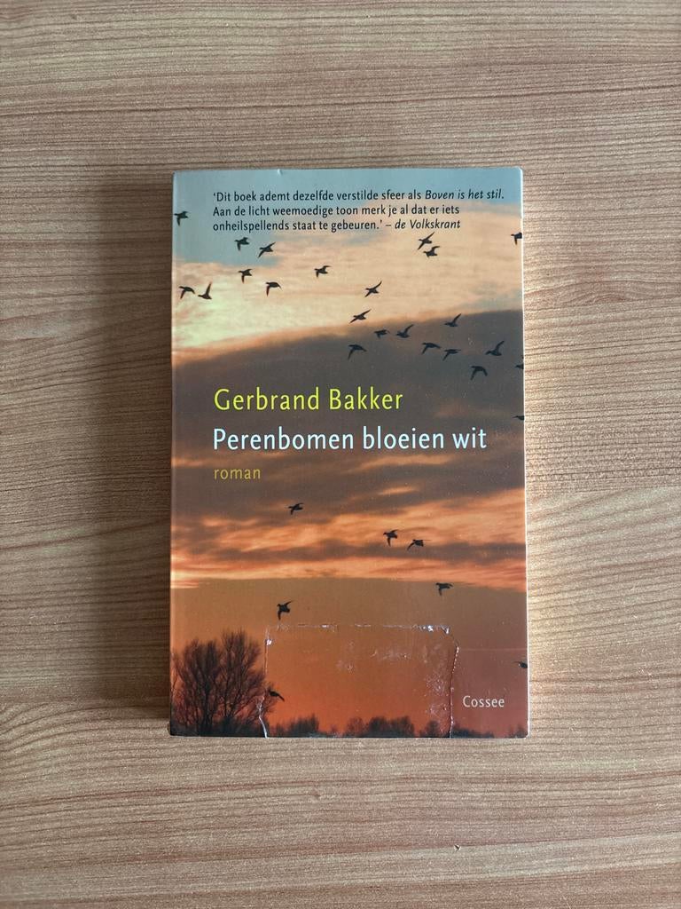 Perenbomen bloeien wit - Gerbrand Bakker, Ophalen of Verzenden, Zo goed als nieuw, Nederland