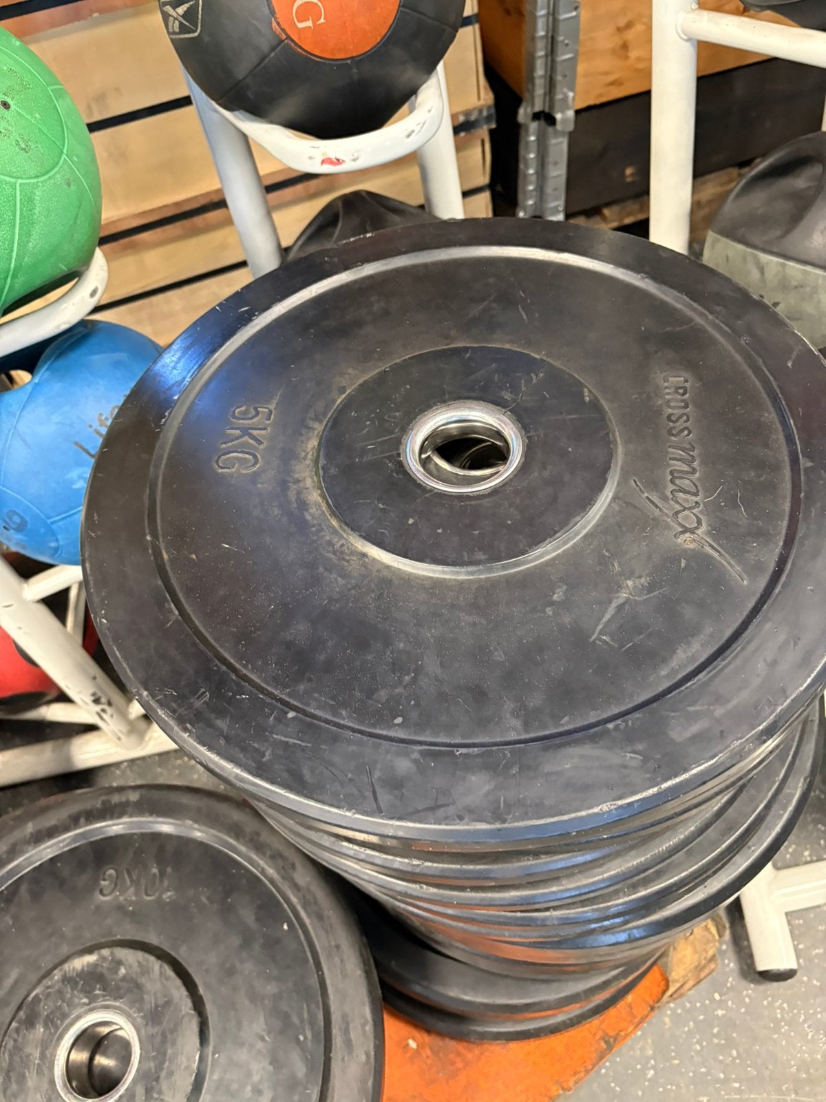 Crossmaxx bumperplates 10 x 5 en 10 x 10 kg, Ophalen, Halterschijven, Gebruikt, 150 kg