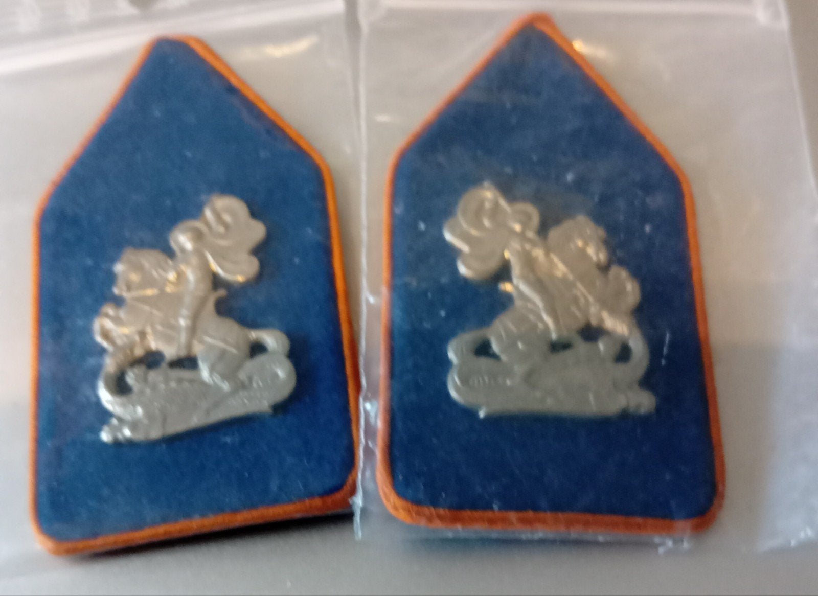 kraagemblemen cavalerie Prins van Oranje, Verzamelen, Verzenden, Landmacht, Nederland, Embleem of Badge