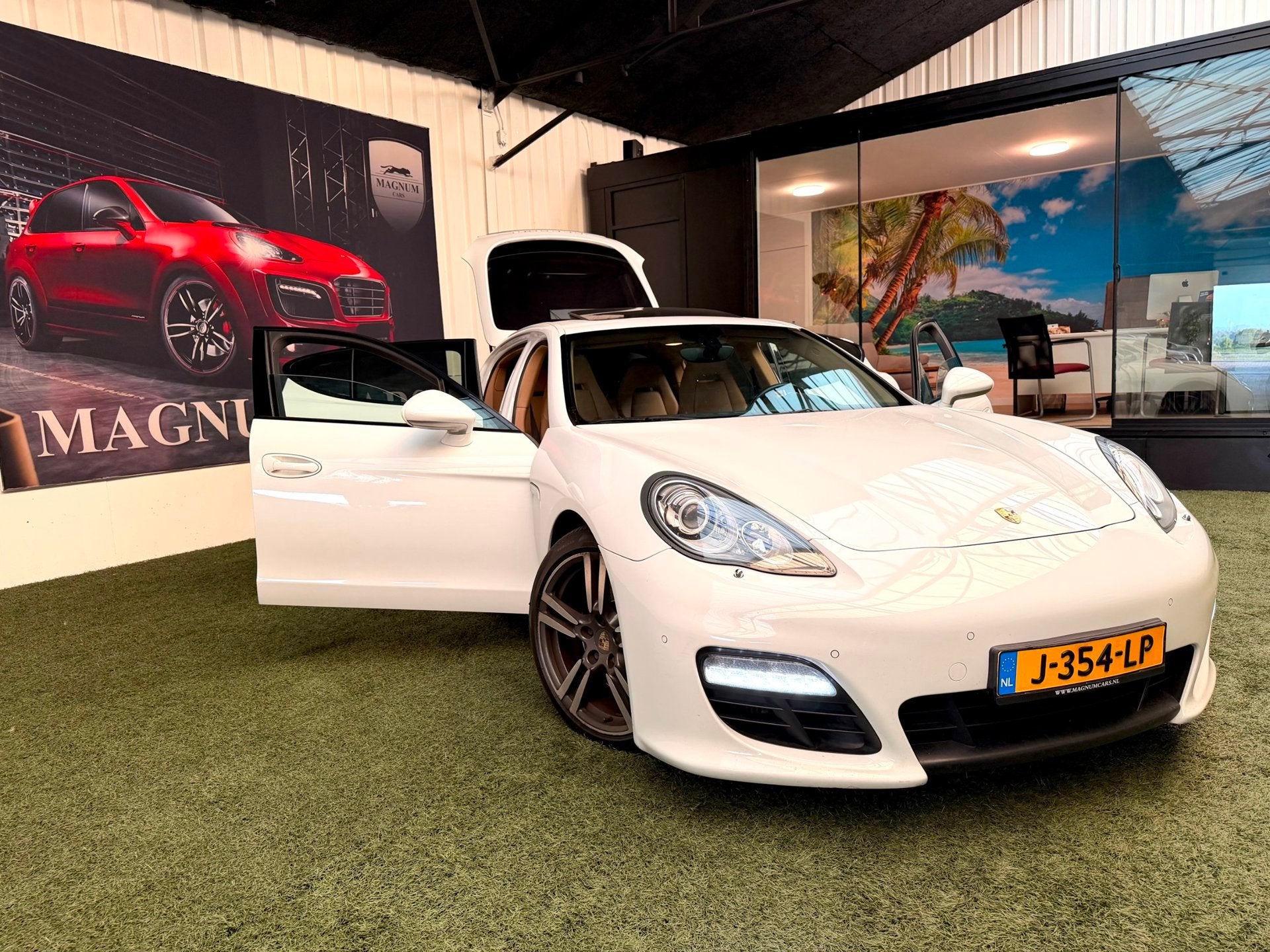 Porsche Panamera 3.0 5DRS NAP KM'S AUTOMAAT PANORAMADAK XENO, Auto's, Beige, 241 €/maand, 4 stoelen, Wit