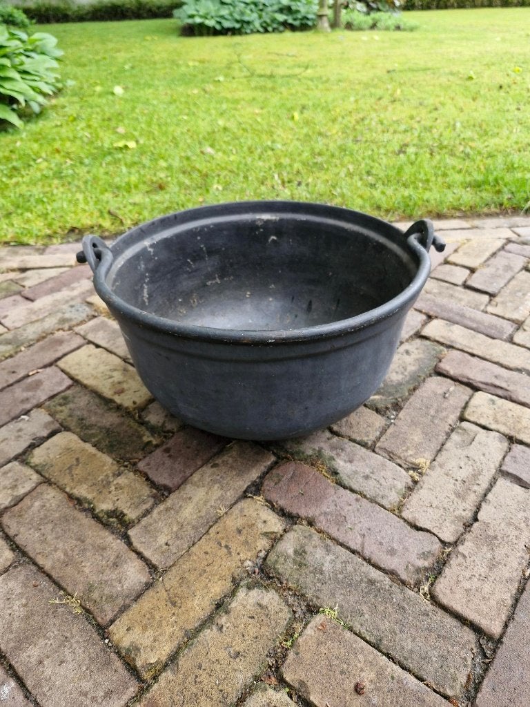 Oude gietijzeren ketel ketels, Ophalen
