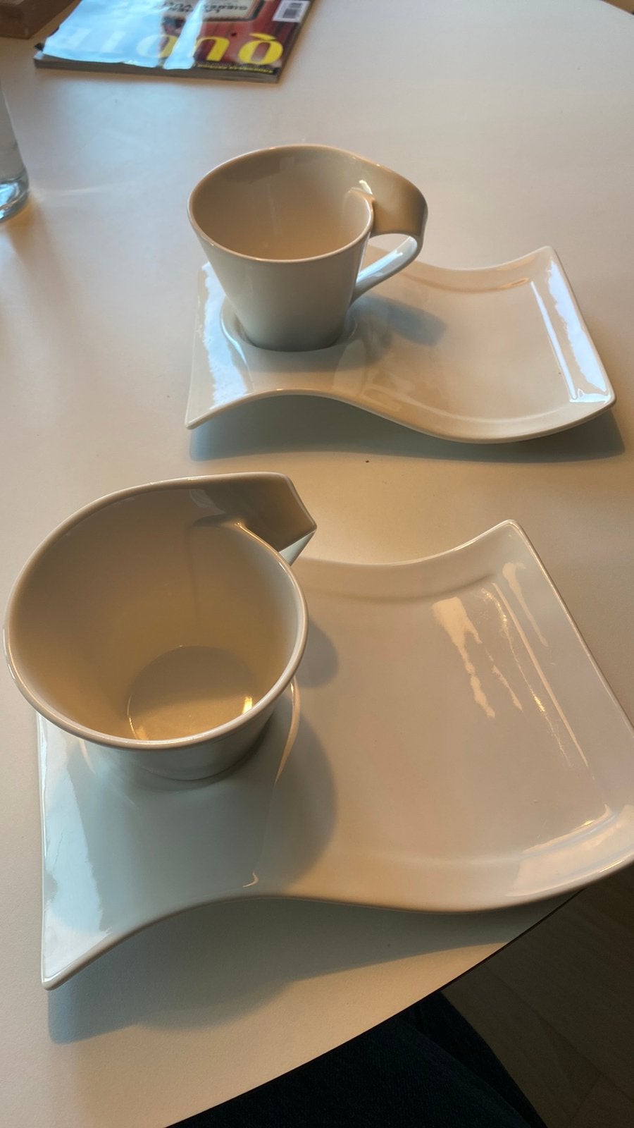 Twee cappucinno kopjes met bord wave villeroy boch, Gebruikt, Villeroy & Boch, Ophalen of Verzenden, Modern