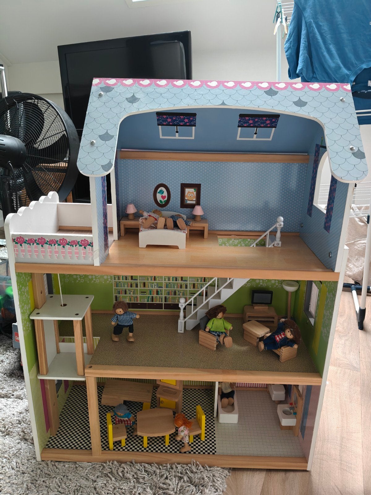 Gaaf poppenhuis met meubeltjes en poppetjes, Ophalen of Verzenden