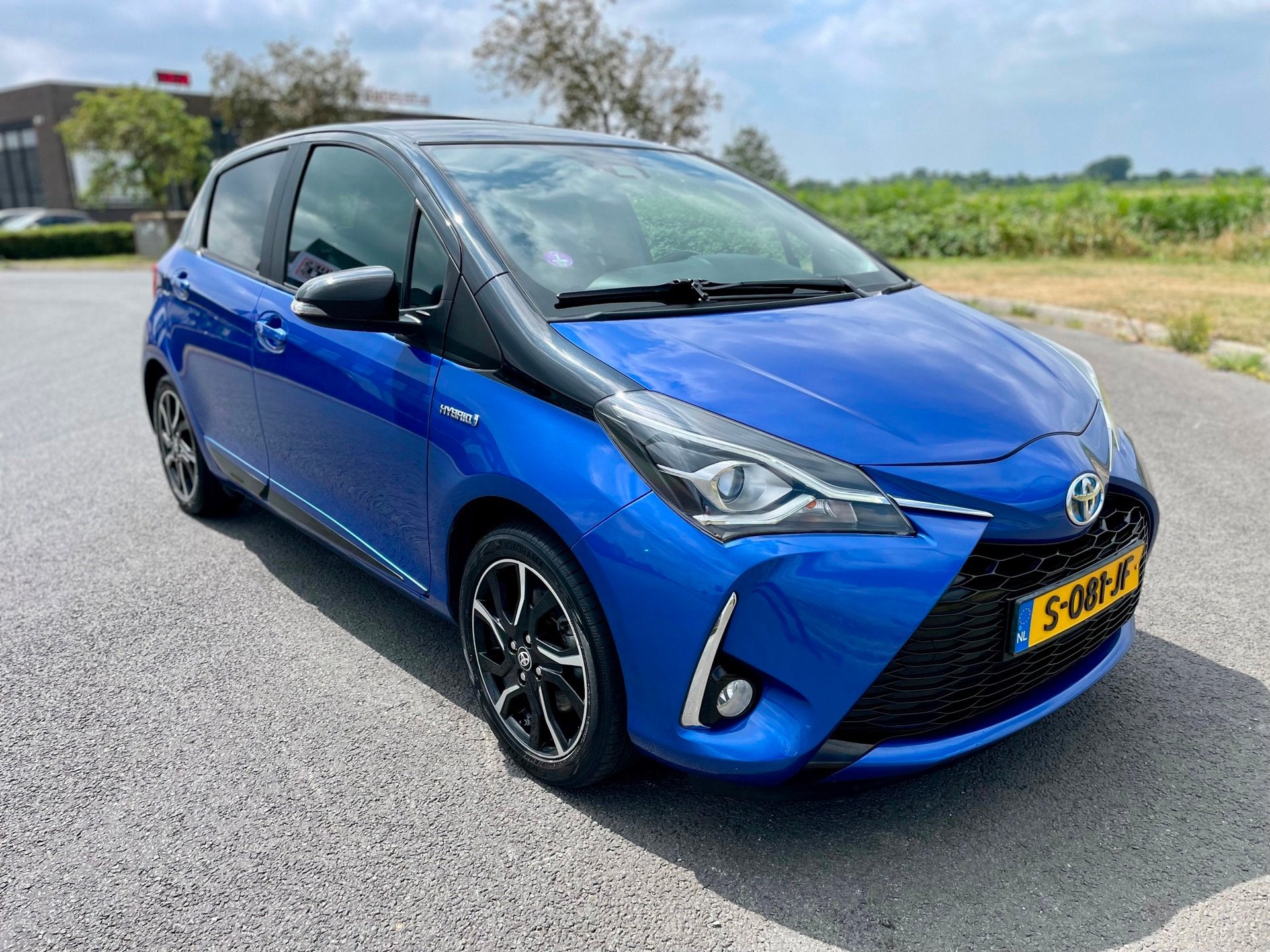 Toyota Yaris 1.5 Hybrid Premium, Bi-Tone Aut, Trekhaak, Navi, 4 cilinders, Blauw, Bedrijf, Hybride Elektrisch/Benzine