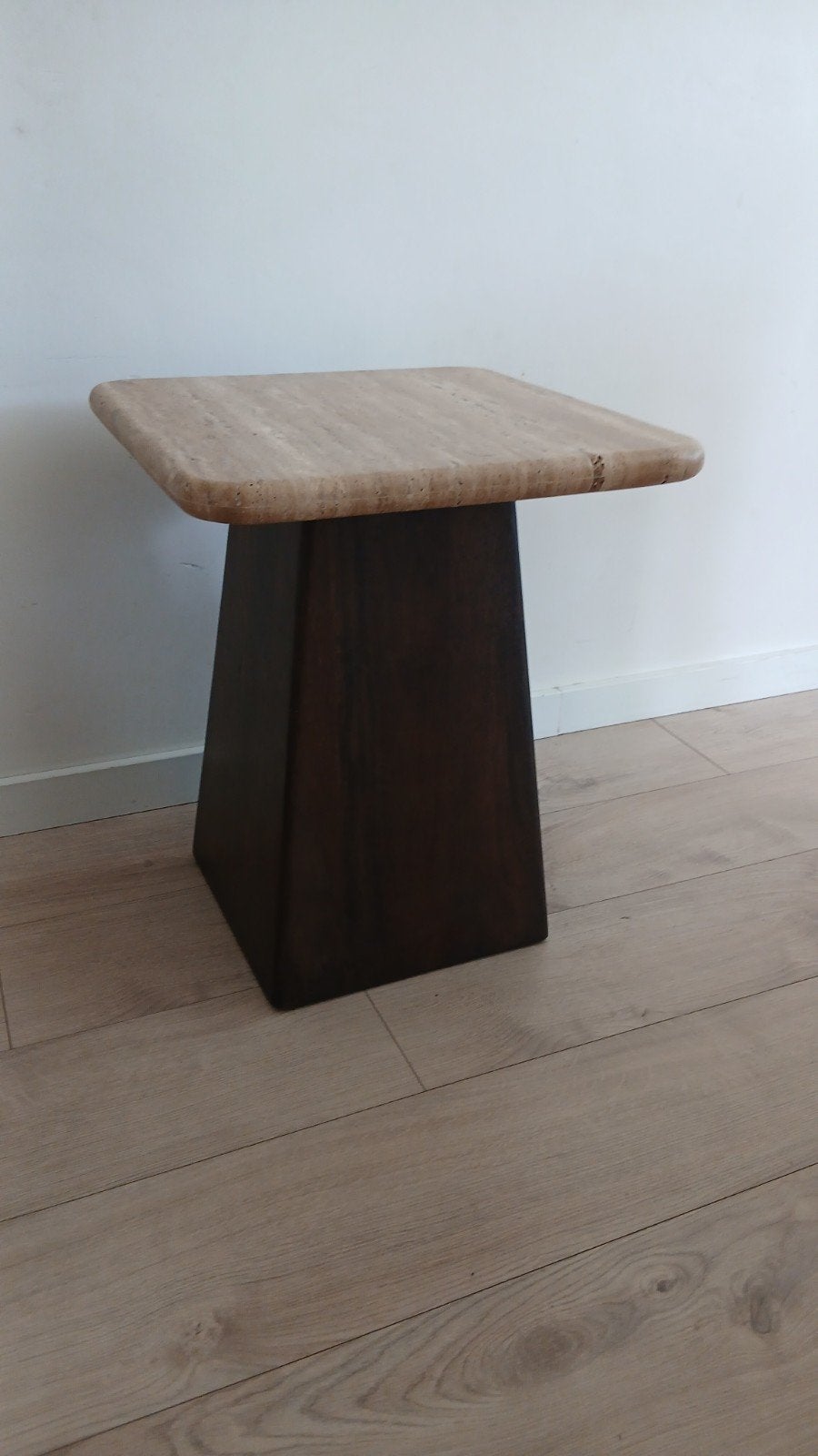 Bijzettafel mangohout met travertin, Huis en Inrichting, Tafels | Bijzettafels, Ophalen, Minder dan 45 cm, Minder dan 55 cm, Rond
