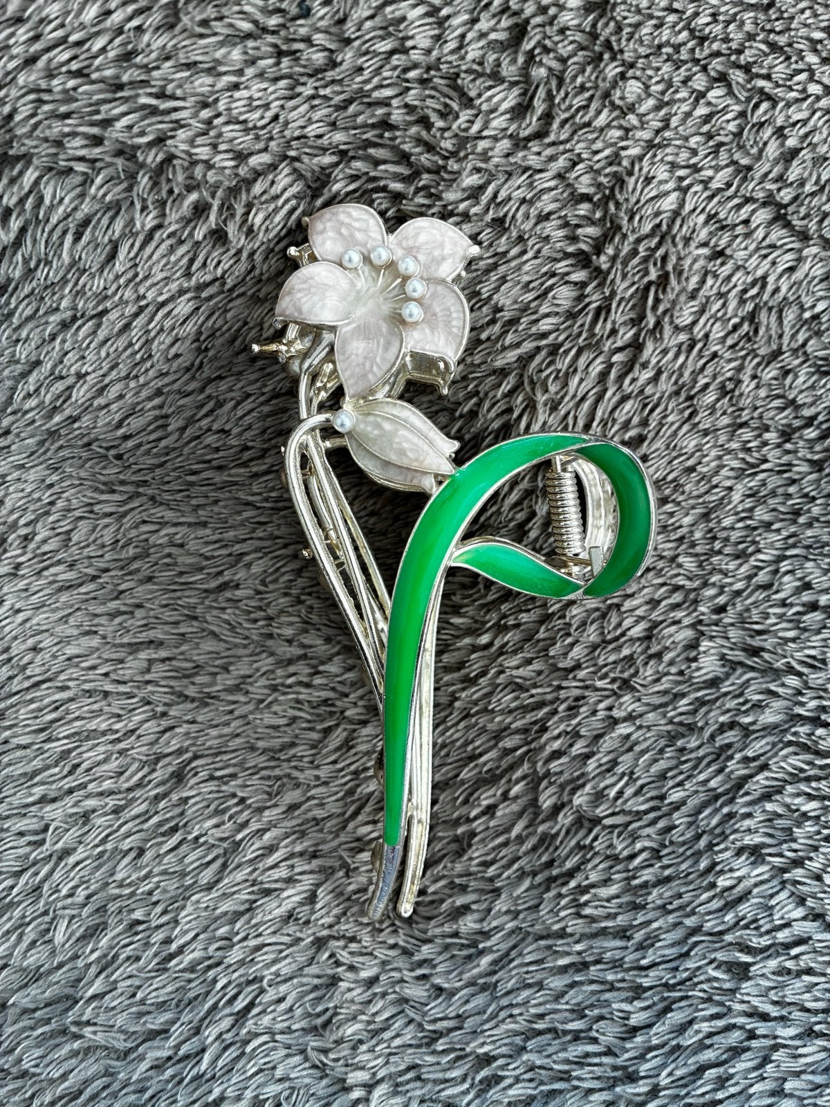 Elegante bloem broche met parels en groen emaille, Sieraden, Tassen en Uiterlijk, Ophalen, Overige materialen, Nieuw, Met parel
