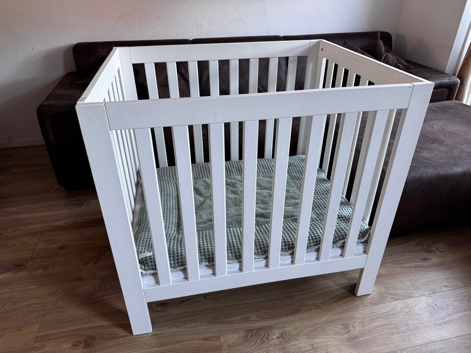 Witte box met 3 standen, incl. matras, hoeslaken & Koeka kle, Ophalen, Gebruikt, Vierkant, In hoogte verstelbaar