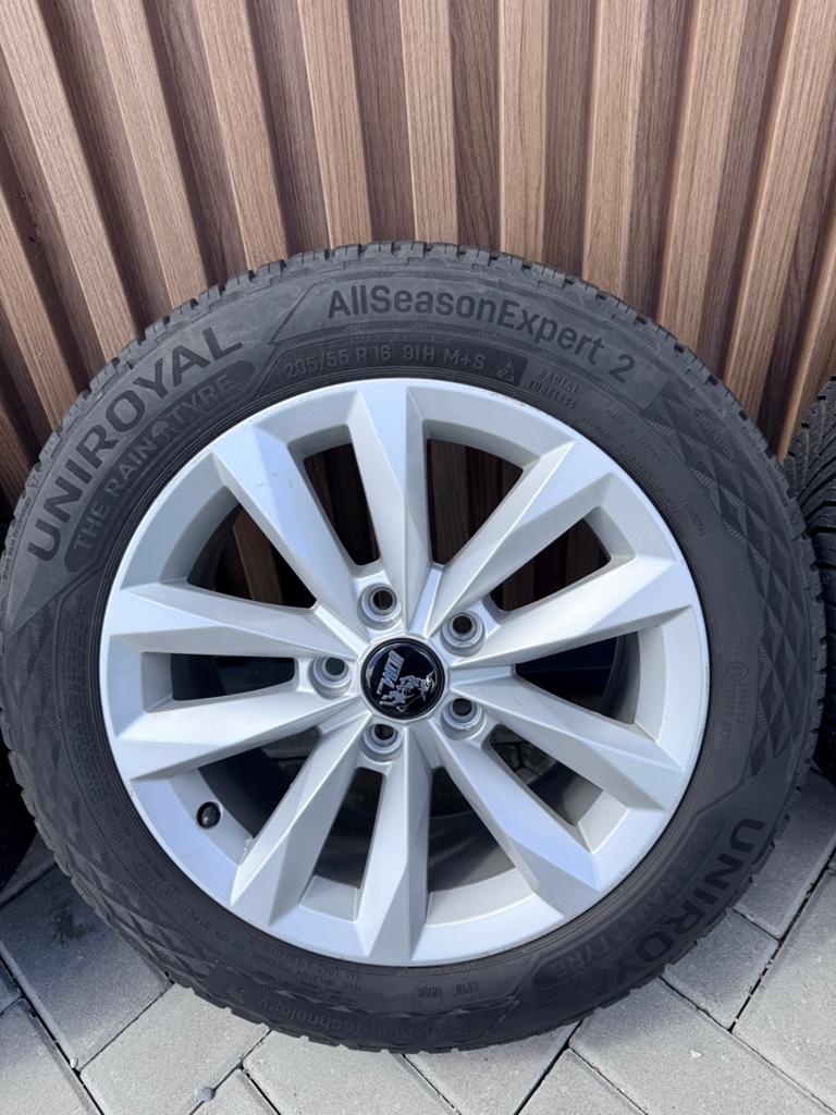 Set van 4 All-Season Banden en Velgen 205/55 R16, Gebruikt, Eu, Banden en Velgen, Info@uniroyal.nl