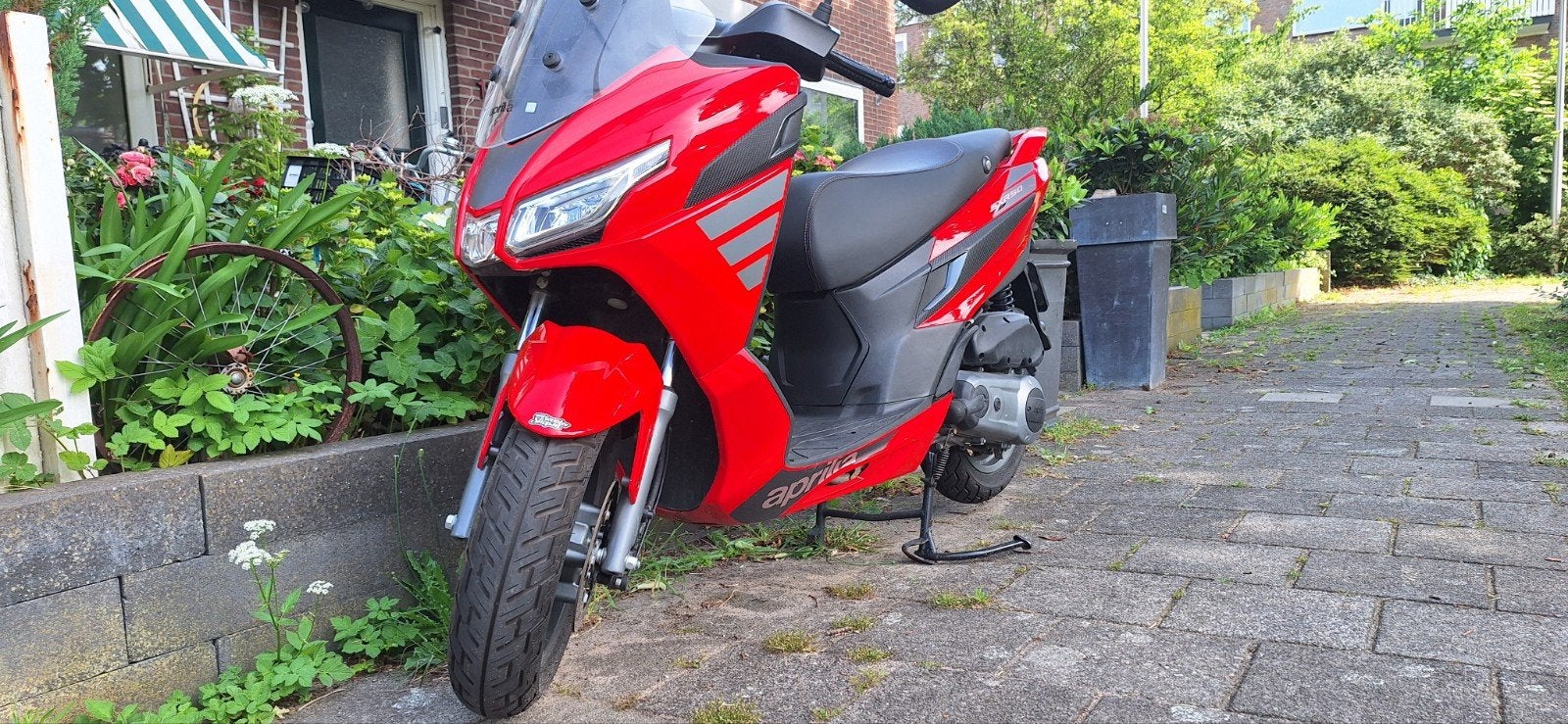 Aprilia SR 50 Sport met opvoerpakket - Bouwjaar 2026!, Fietsen en Brommers, Scooters | Aprilia, Ophalen of Verzenden