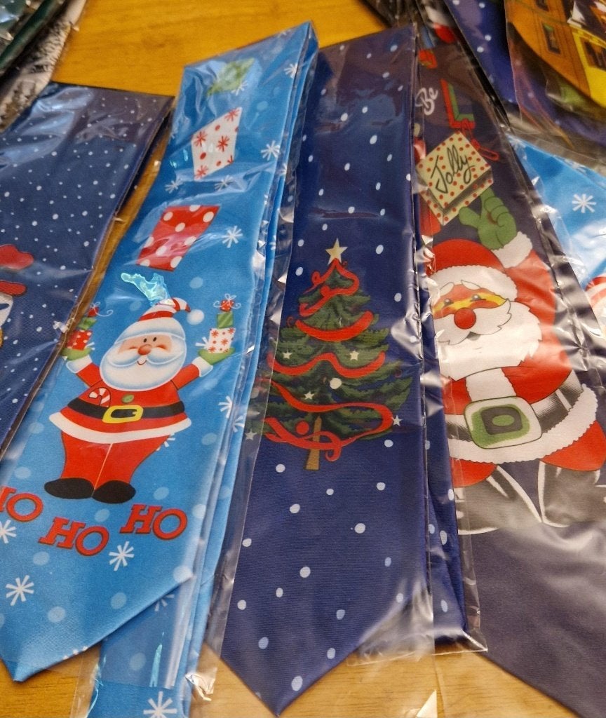 Rest partijtje 28 kerst stropdassen, Ophalen of Verzenden, Nieuw, Feestartikel, Kerst of Sinterklaas