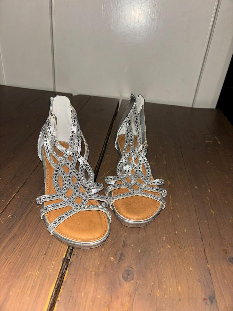 Zilvere slippers met klein sleehakje maat 37, Ophalen of Verzenden, Zo goed als nieuw