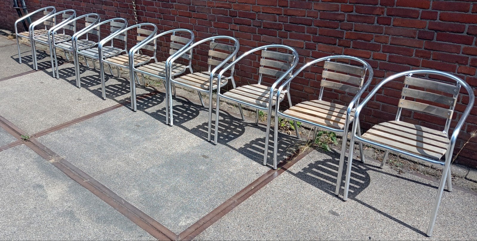 10 lichtgewicht aluminium terrasstoelen met houten zitting., Ophalen, Gebruikt