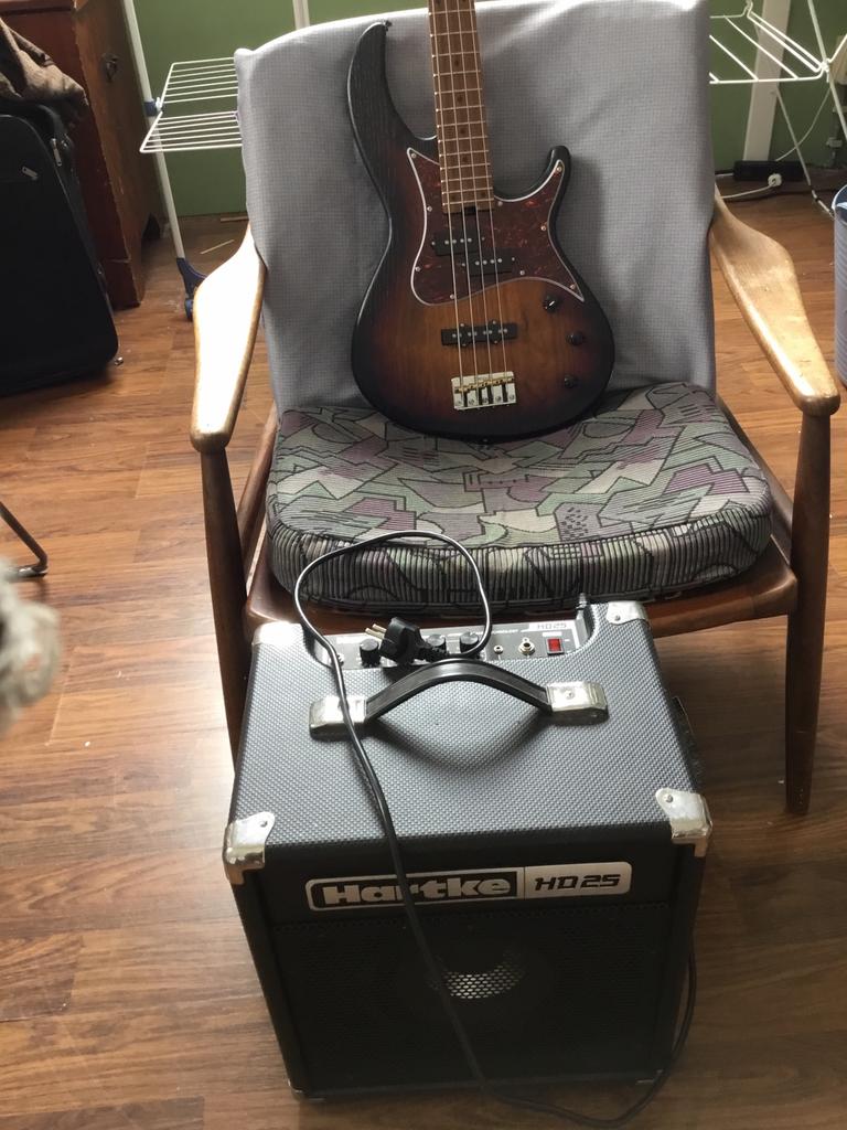 Harley Benton bas gitaar + Hartke versterker, Ophalen, Zo goed als nieuw, Solid body, Overige merken