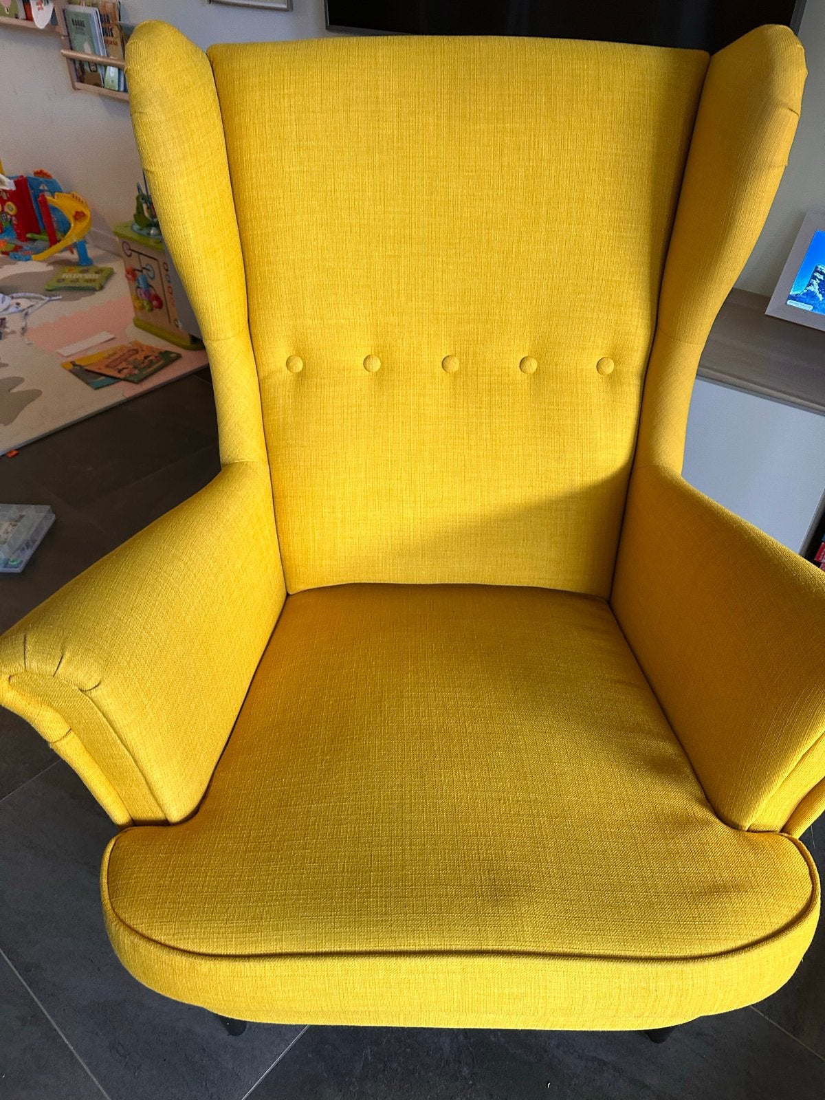 2X IKEA STRANDMON Gele oorfauteuil met 1X voetenbank, Huis en Inrichting, Fauteuils, Ophalen, Zo goed als nieuw, Stof, 75 tot 100 cm