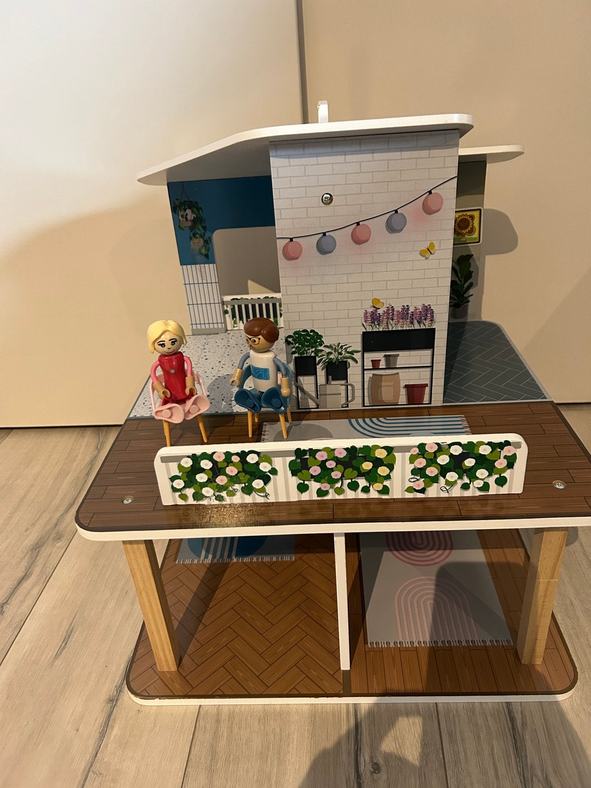 Modern Poppenhuis met Poppetjes en Stoeltjes, Ophalen, Gebruikt, Jongen of Meisje