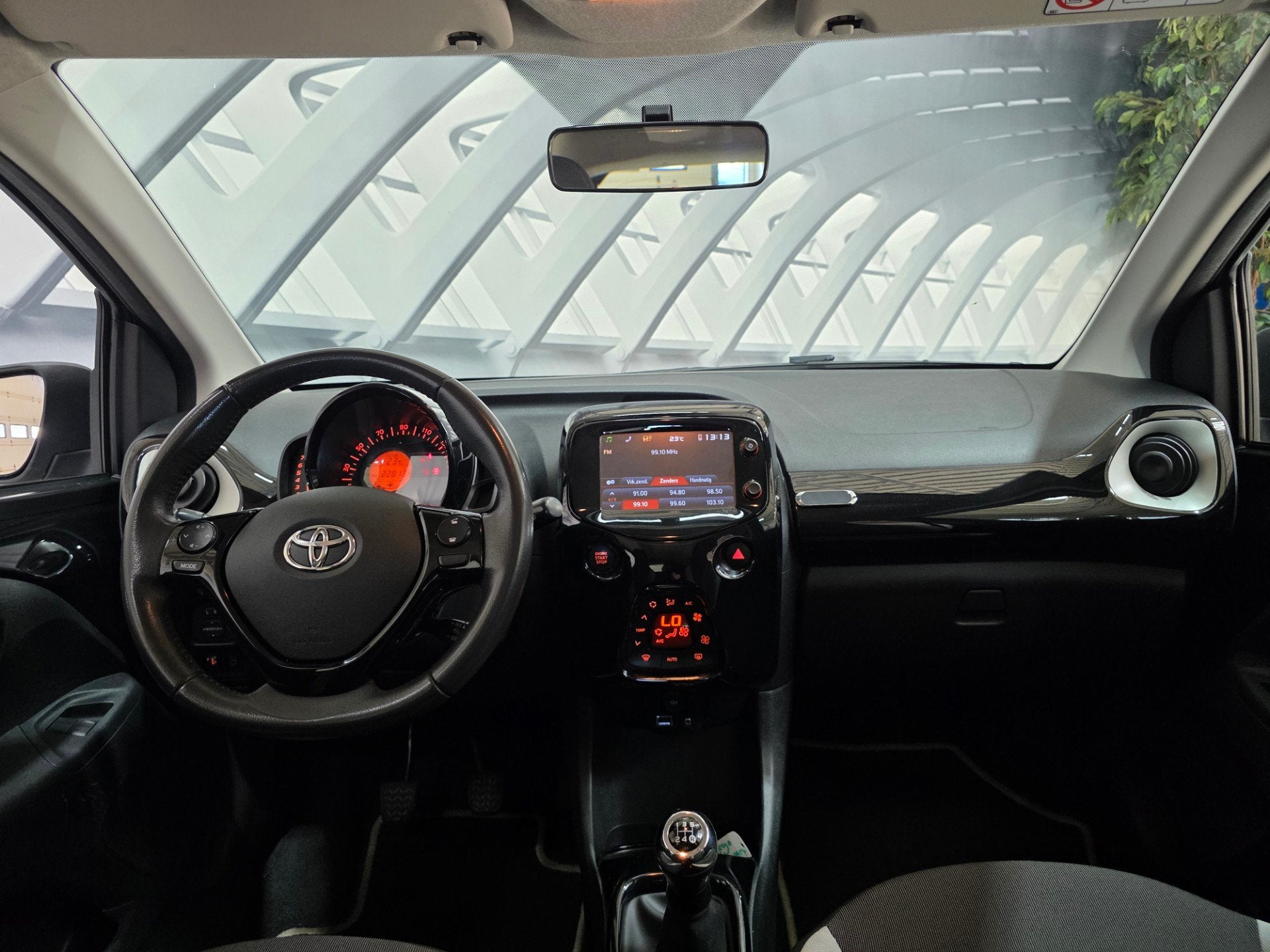 Toyota Aygo 1.0 VVT-i x-clusiv clima cruise navi keyless, Voorwielaandrijving, Euro 5, Stof, Gebruikt